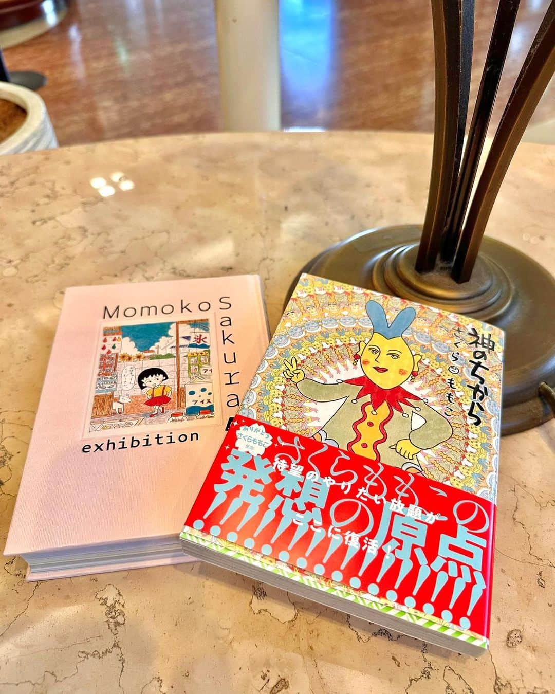 かとう唯さんのインスタグラム写真 - (かとう唯Instagram)「先日　 #さくらももこ展　にて購入した2冊📚  『電車で読むの注意』って書いてあったけど、 ほんと危ない。全身の力抜ける。最高。  さくらももこさんも だじゃれ好きだったんかな〜って話しもあった。  そんな今日は前田さんの誕生日🎂 前髪ぱっつんのクラスメイト。 本名は　#前田ひろみ　らしい！  さくらももこ展の近くに 崎陽軒本店もあった！！  うれシウマイ❤️😍  最近のわたしの投稿は まるこ率たかめ！！  #神のちから　#さくらももこ #ちびまるこちゃん #ちびまるこ　#さくらももこ展 #横浜 #横浜そごう #横浜そごう美術館 #崎陽軒　#前田さんのお誕生日　#まるこオタク　#まるちゃん好き」6月21日 21時54分 - yuimscl0630