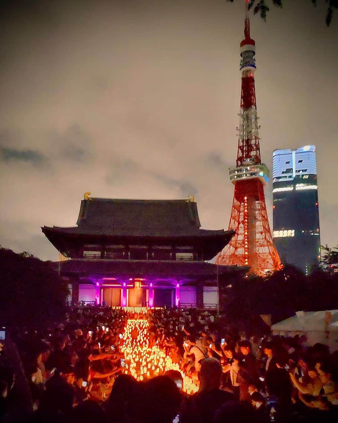 東京タワーさんのインスタグラム写真 - (東京タワーInstagram)「. 6月21日夏至の夜。   「電気を消してスローな夜を」をコンセプトに 東京タワーのお隣の芝増上寺では 「100万人のキャンドルナイト🕯️」が 開催されています。   東京タワー🗼も20時〜21時の1時間 ライトアップを消灯し このイベントに協力しています✨  時にはこうしてキャンドルの灯を見つめながら スローなひとときを過ごすのもいいですね😆   #東京タワー #東京タワー🗼 #tokyotower  #tokyotower🗼  #増上寺 #キャンドル #キャンドルナイト」6月21日 21時54分 - tokyotower_official