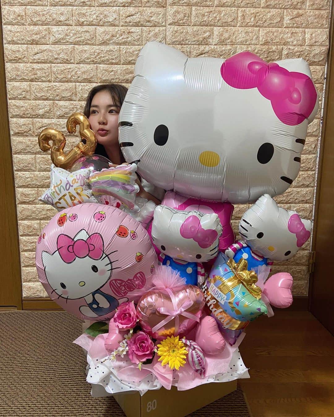 箭内夢菜さんのインスタグラム写真 - (箭内夢菜Instagram)「6.21 今年もたくさんの方にお祝いして頂けて 無事に23歳のお誕生日を迎えることができました🎂  本当にたくさんのメッセージ、ありがとうございます🥹♡ 全部見てます🥰  23歳も皆様に応援して頂けるよう、精一杯全力で前に進みたいと思います これからもどうぞよろしくお願いします🥰  幸せなお誕生日だぁぁ」6月21日 21時46分 - yumenayanai_official