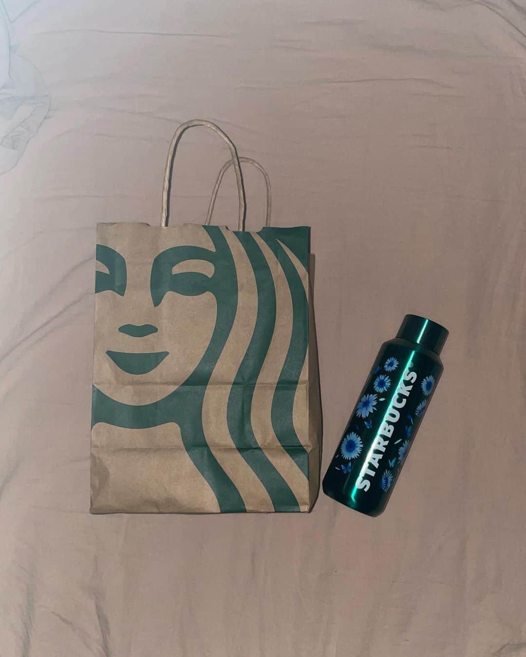 中野みやびのインスタグラム：「🦋‪𓂃 𓈒𓏸   #スタバ  #starbucks  #スタバタンブラー  #スターバックス  #水筒  #蝶々  #butterfly  #tumblr  #flowers  #花  #中野みやび」
