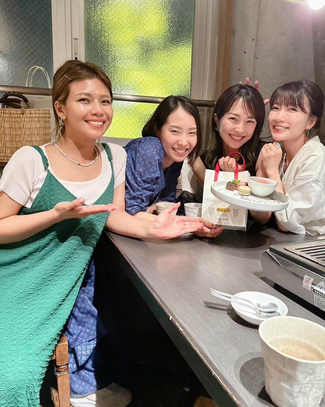 Remiさんのインスタグラム写真 - (RemiInstagram)「Yakiniku night🤎🐃 あいのりガールズと焼肉会🥩 みんなが大好きなうしごろのお肉と美味しいお酒をたっぷり堪能して、楽しい宴の後はサプライズで門出をお祝いしてくれました😭🎁  それにしてもメッセージが壮大！！笑 まだまだ日本にいるのに！と思いつつも、タイミング次第では本当にしばらく会えないのかも…と寂しさも出てきて😢 忙しい中ありがとう〜🤍 @momo.official  @kuro_risa  @nanayokko   また帰ったら焼肉会しようね🤎  みんなが素敵なブログを書いてくれたので私も半年ぶりにアメブロを書きました✍️ これからはブログ発信も増やしていきたい所存…！！(IGライブも…)  ------ 🐃 #うしごろバンビーナ恵比寿ヒルトップ店  @ushigoro_yakiniku  ------  #あいのりガールズ #焼肉会 #世界へ羽ばたけ！←」6月21日 21時48分 - remi_912