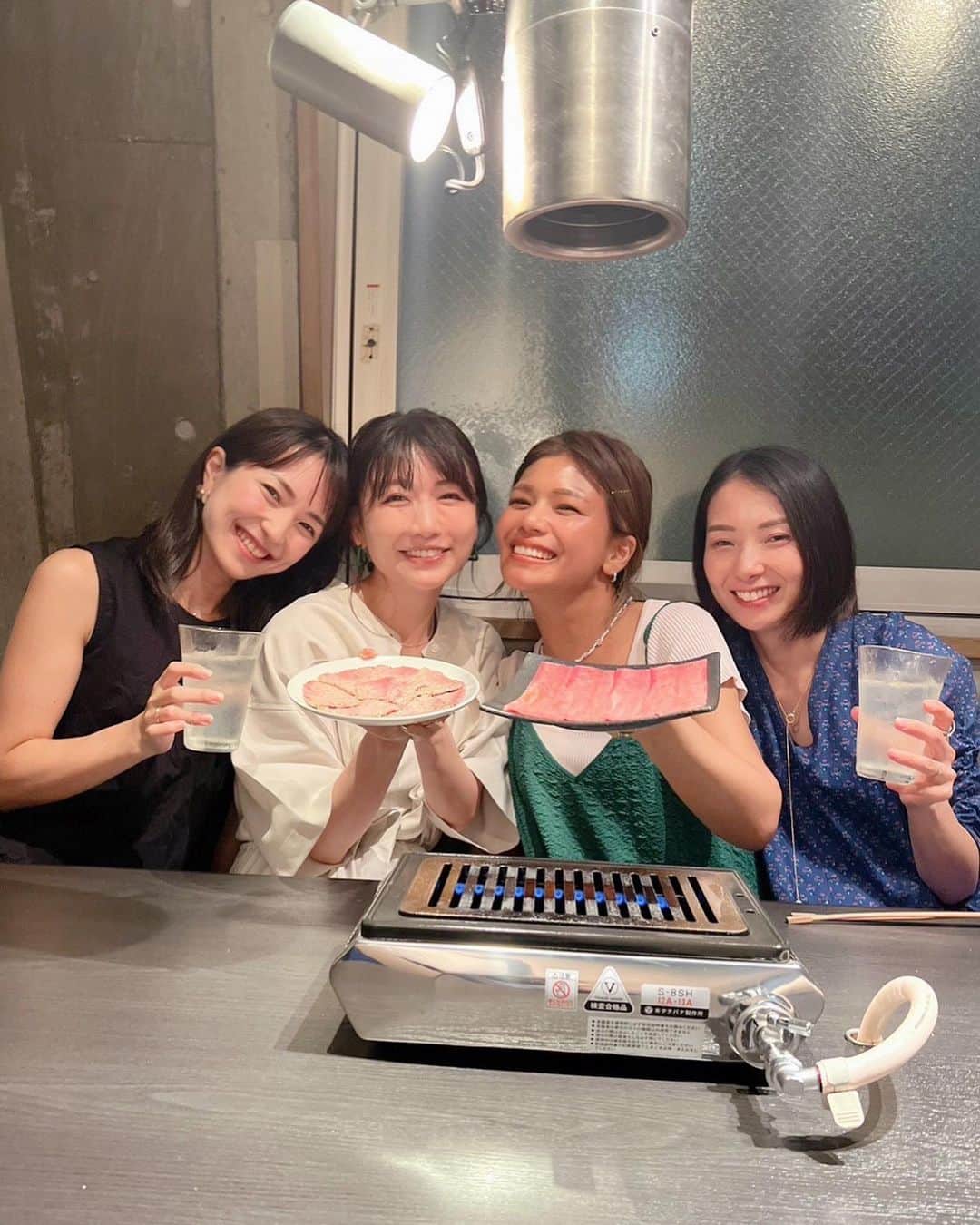 のインスタグラム：「Yakiniku night🤎🐃 あいのりガールズと焼肉会🥩 みんなが大好きなうしごろのお肉と美味しいお酒をたっぷり堪能して、楽しい宴の後はサプライズで門出をお祝いしてくれました😭🎁  それにしてもメッセージが壮大！！笑 まだまだ日本にいるのに！と思いつつも、タイミング次第では本当にしばらく会えないのかも…と寂しさも出てきて😢 忙しい中ありがとう〜🤍 @momo.official  @kuro_risa  @nanayokko   また帰ったら焼肉会しようね🤎  みんなが素敵なブログを書いてくれたので私も半年ぶりにアメブロを書きました✍️ これからはブログ発信も増やしていきたい所存…！！(IGライブも…)  ------ 🐃 #うしごろバンビーナ恵比寿ヒルトップ店  @ushigoro_yakiniku  ------  #あいのりガールズ #焼肉会 #世界へ羽ばたけ！←」