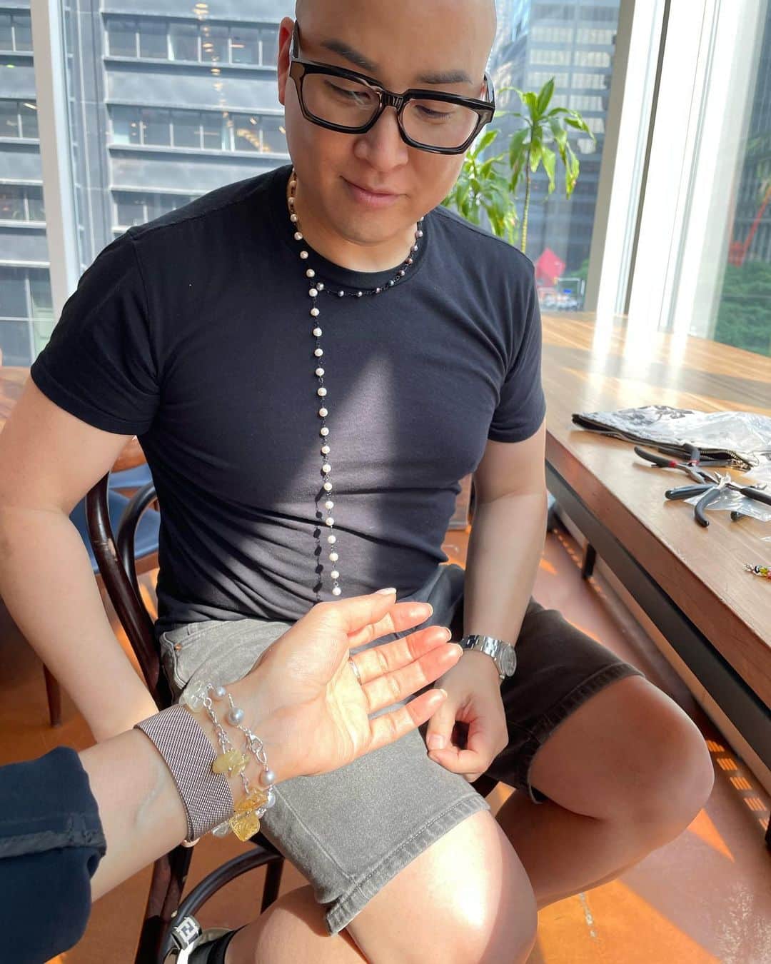 Monday満ちるさんのインスタグラム写真 - (Monday満ちるInstagram)「@takashi221 is not only an amazing photographer, makeup artist and image maker, but he’s now also gotten into jewelry making! I asked him to make me a few pieces (the ombre pearl necklace and bracelets will be photographed another time), but I ended up picking up this sweet silver pearl piece which I love against the amber colored crystal piece he presented to me! Thank you Takashi-san!」6月21日 21時48分 - mondaymichiru