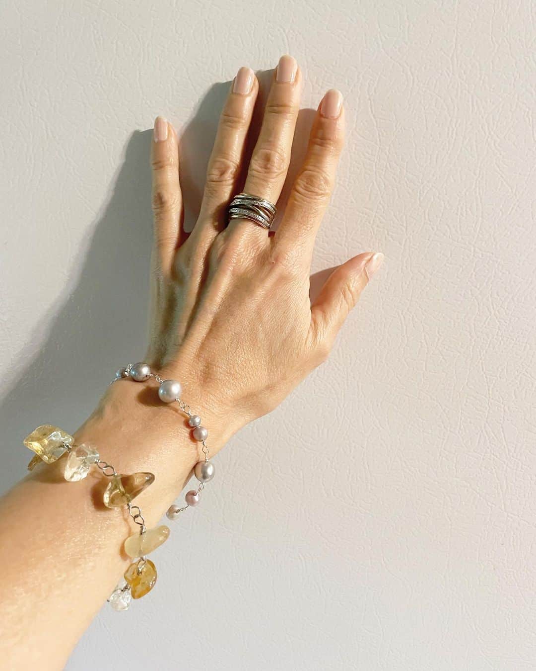 のインスタグラム：「@takashi221 is not only an amazing photographer, makeup artist and image maker, but he’s now also gotten into jewelry making! I asked him to make me a few pieces (the ombre pearl necklace and bracelets will be photographed another time), but I ended up picking up this sweet silver pearl piece which I love against the amber colored crystal piece he presented to me! Thank you Takashi-san!」