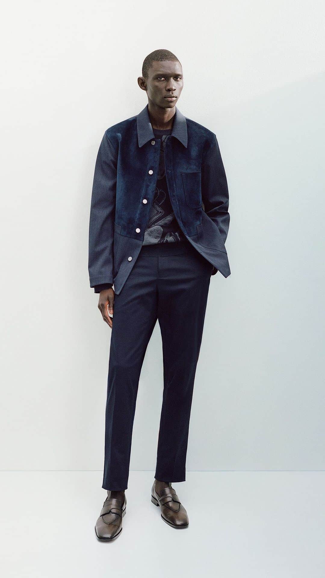 ベルルッティのインスタグラム：「- UNVEILING THE SPRING-SUMMER 2024 COLLECTION BY #BERLUTI -  Get a first look at Berluti’s newest collection, during @parisfashionweek, where Summer’s uncomplicated sense of style is explored through pure silhouettes with an airy feel. Shades of petrol, green, white and tan take over signature Berluti pieces, from relaxed suits to lightweight suede jackets, blousons and patinated Venezia leather accessories.   Styling by @benmartinengo  Photography by @deo_suveera  #pfw #summer2024」
