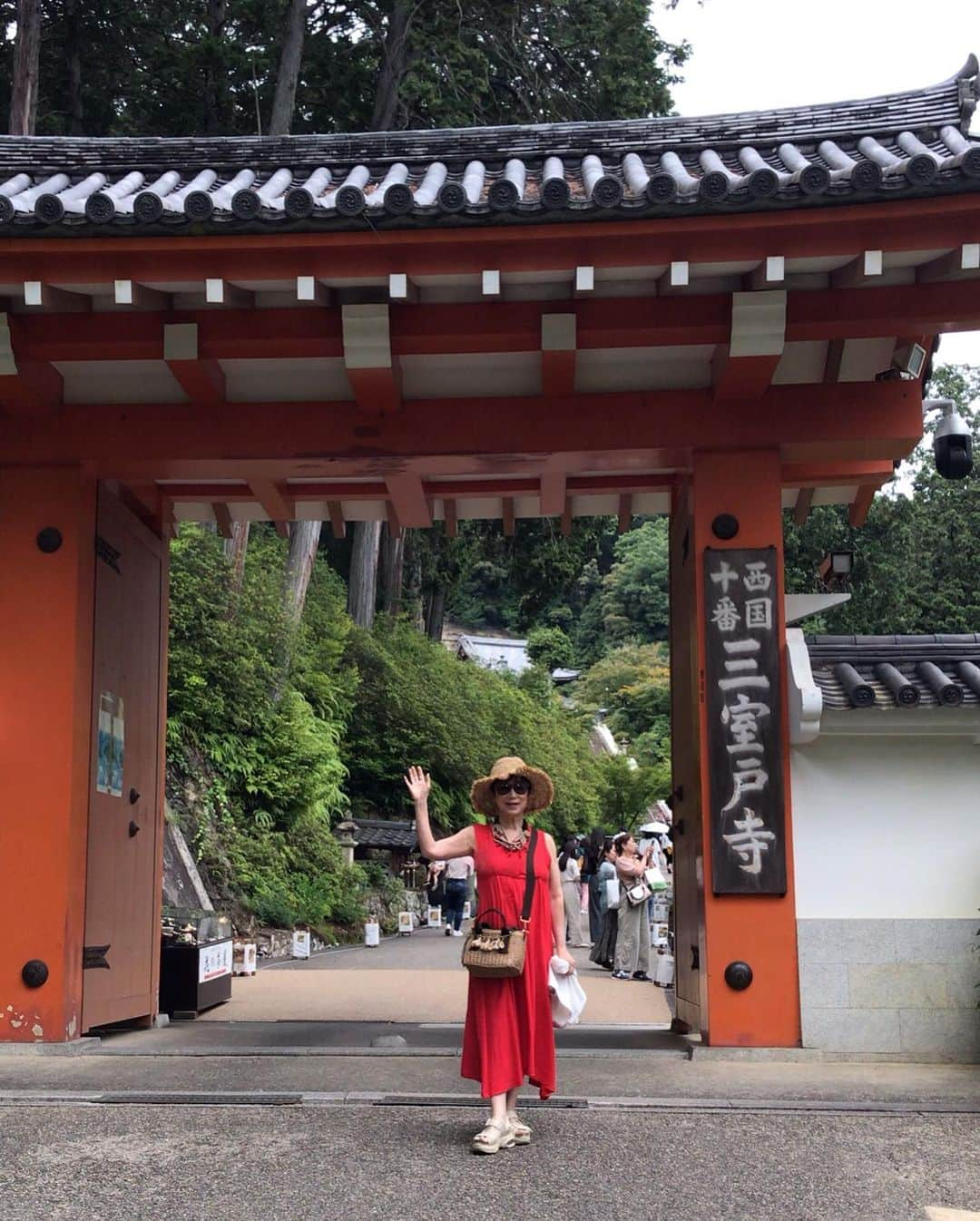 小川知子のインスタグラム：「三室戸寺  この時期は紫陽花が見どころなので、こちらのお寺へ。  一番上まで行くのは大変ですが頑張って行きました。  上から見下ろすと一面の紫陽花と蓮の花🪷 色とりどりのお花にホトトギスの綺麗な鳴き声が響き渡って観光客を喜ばせていました。 帰りは宇治のお店でお茶を。 並ぶほどのお客さんでビックリ。ほとんど外人客です。  次は高台寺からー  #三室戸寺 #紫陽花 #蓮の花 #宇治 #小川知子」