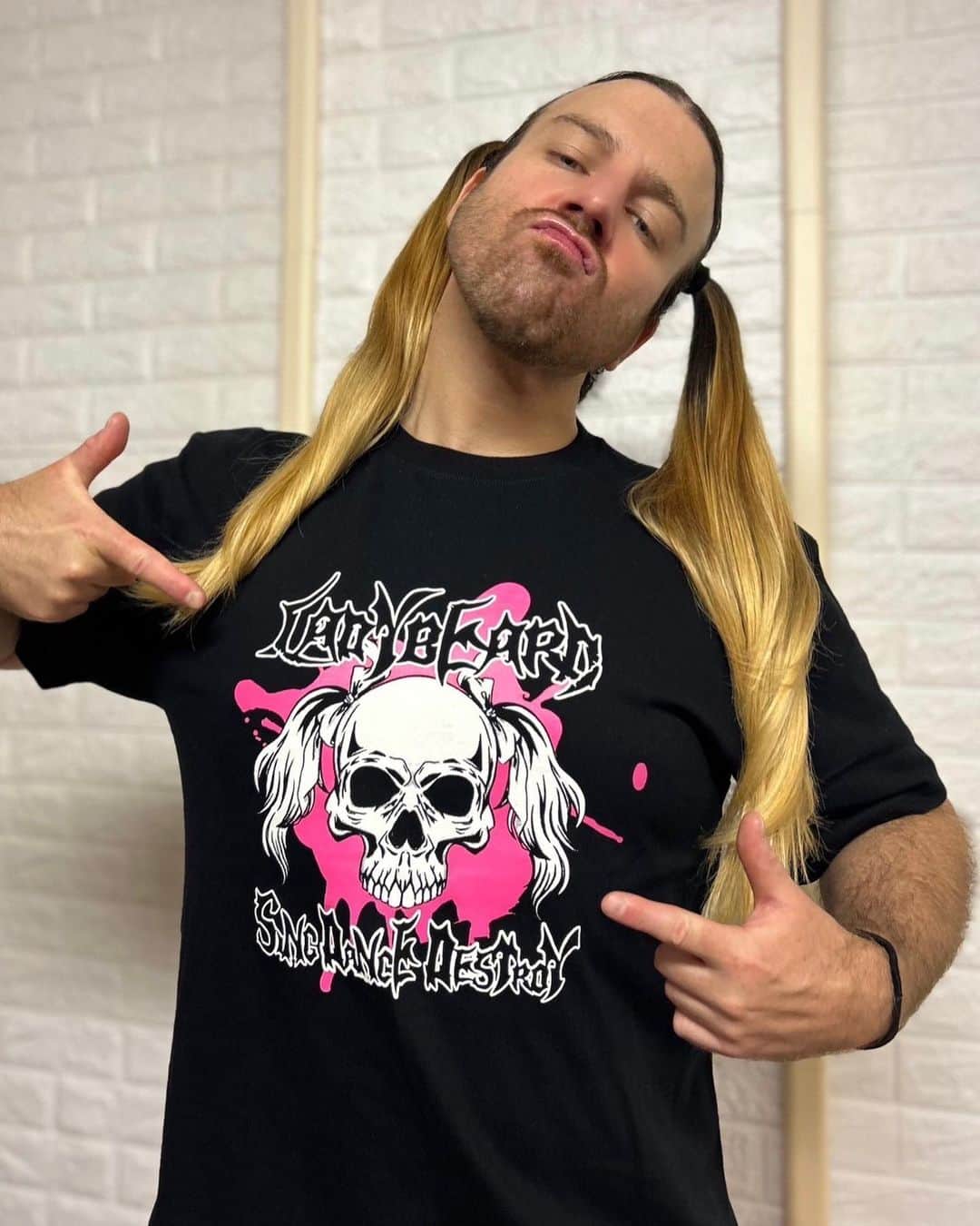 レディビアードのインスタグラム：「We got brand new T-shirts in, just in time for SMASH! 🤩🥰🥳 Get your pre-orders in, Aussies, and get ready to get HARDCORE WITH PIGTAILS❣️ 🇦🇺☠️🔥🤘💥🎤🇦🇺🐨  Available now at the @smashcon online store❤️❤️  #smashcon」