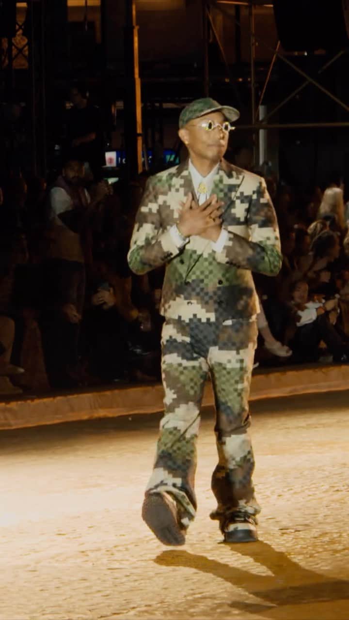 LVMHのインスタグラム：「@louisvuitton’s Vuitton Men’s Spring-Summer 2024 Show by @pharrell    The debut collection of Pharrell Williams evoked a contrasting heritage savoir-faire with a trailblazing vision.   #LVMH #LouisVuitton #LVMenSS24」