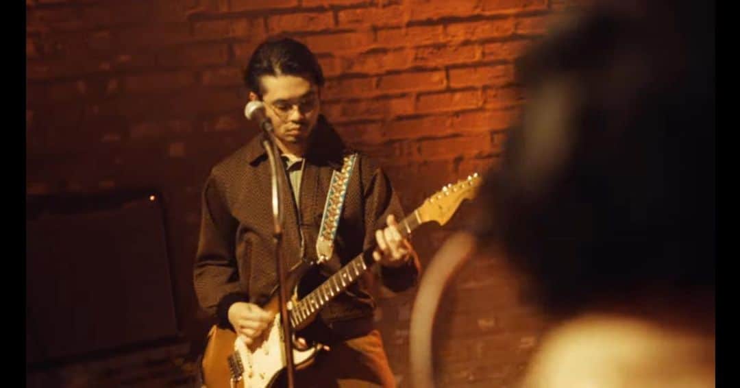 ハマ・オカモトのインスタグラム：「🎸 THE BAWDIESの新曲でギターを弾いています(嘘)」