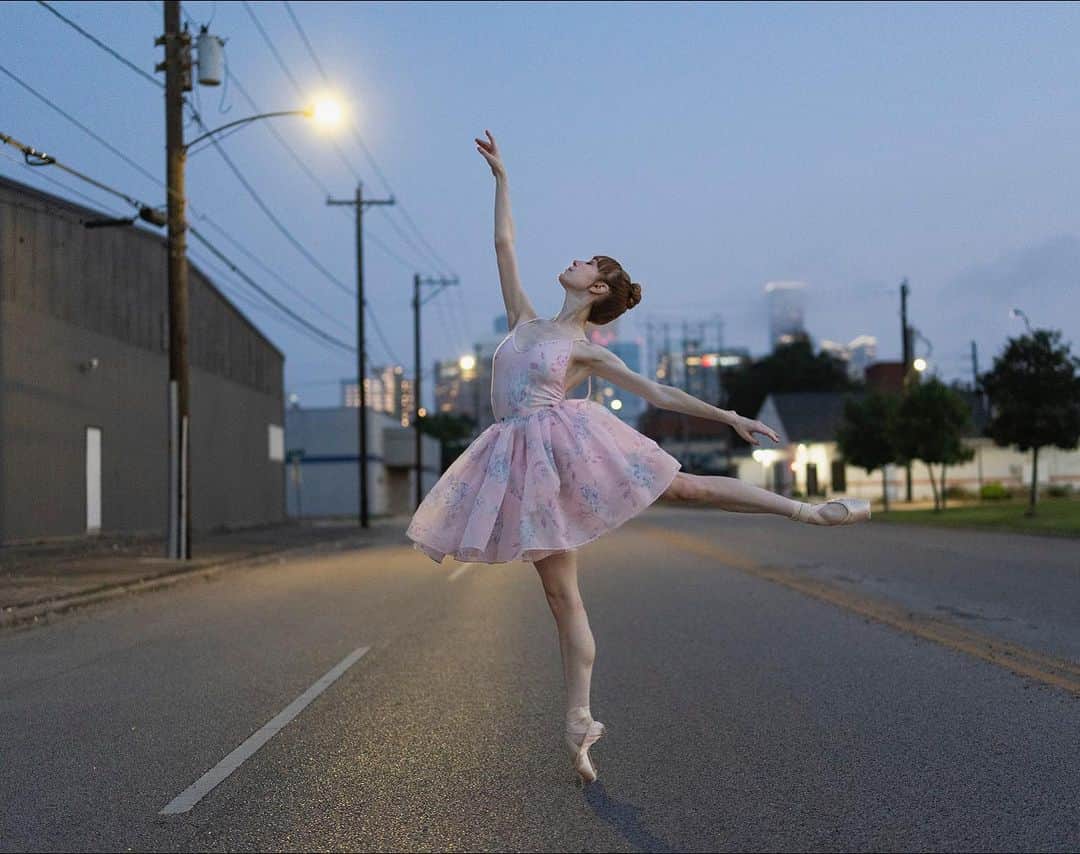 ballerina projectのインスタグラム：「𝐍𝐚𝐭𝐚𝐥𝐢𝐞 𝐕𝐚𝐫𝐧𝐮𝐦 in EaDo Houston.   @natisacoolkid #natalievarnum #ballerinaproject #ballerina #ballet #houston #eado @selkie #selkie #dance   Ballerina Project 𝗹𝗮𝗿𝗴𝗲 𝗳𝗼𝗿𝗺𝗮𝘁 𝗹𝗶𝗺𝗶𝘁𝗲𝗱 𝗲𝗱𝘁𝗶𝗼𝗻 𝗽𝗿𝗶𝗻𝘁𝘀 and 𝗜𝗻𝘀𝘁𝗮𝘅 𝗰𝗼𝗹𝗹𝗲𝗰𝘁𝗶𝗼𝗻𝘀 on sale in our Etsy store. Link is located in our bio.  𝙎𝙪𝙗𝙨𝙘𝙧𝙞𝙗𝙚 to the 𝐁𝐚𝐥𝐥𝐞𝐫𝐢𝐧𝐚 𝐏𝐫𝐨𝐣𝐞𝐜𝐭 on Instagram to have access to exclusive and never seen before content. 🩰」