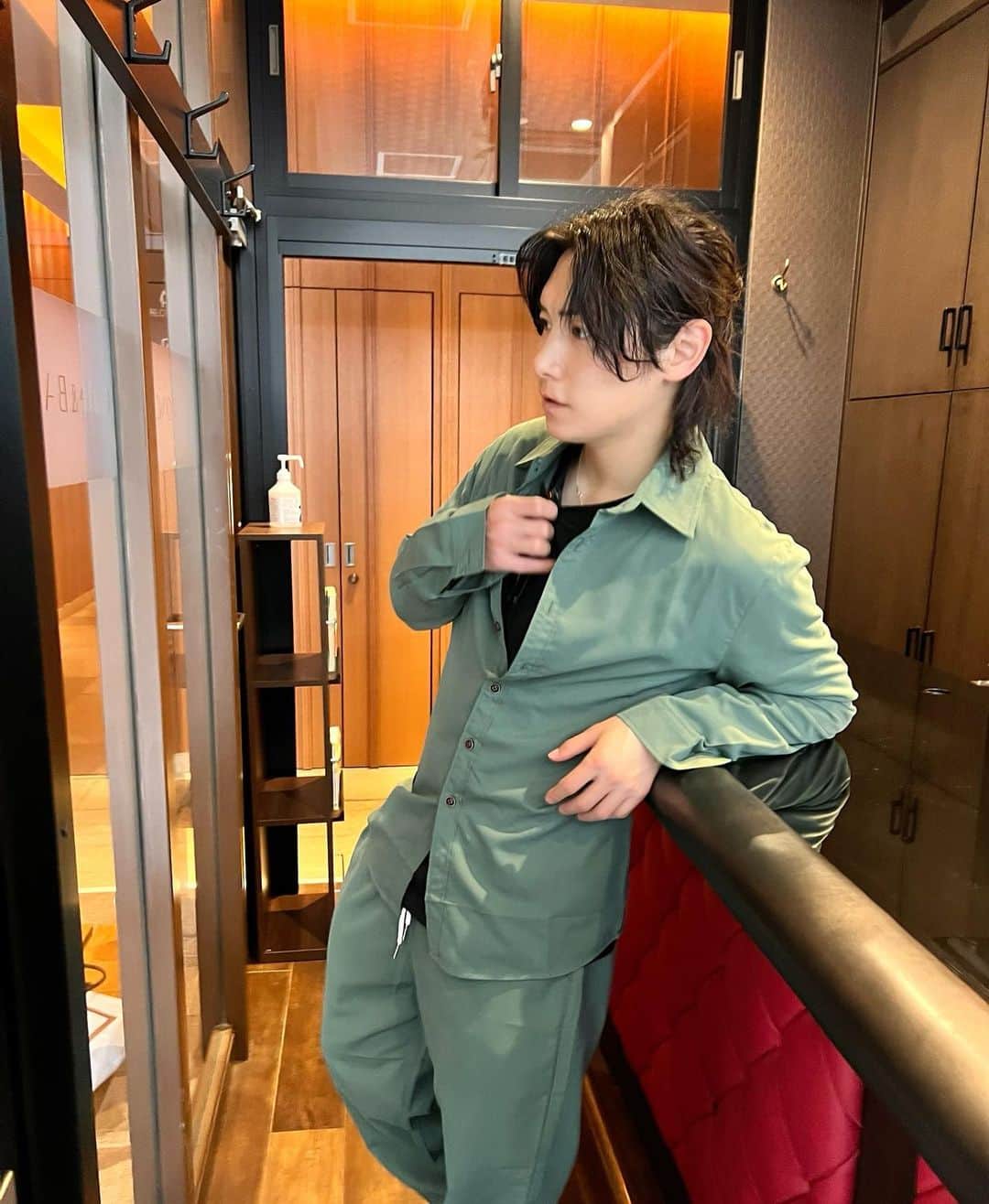 ジョーブログのインスタグラム：「この一週間で千葉、群馬、静岡、東京と行きまくって自分がどこ在住か分からんw 大阪の家が倉庫みたいになってきた。 今も変わらず住所地球やわ🤣 SNSの更新が俺の行動に追いついてない💦  東京のホテルにオシャレなBARカウンターあったからパシャリ どんどん投稿できてない写真あげていきます。」