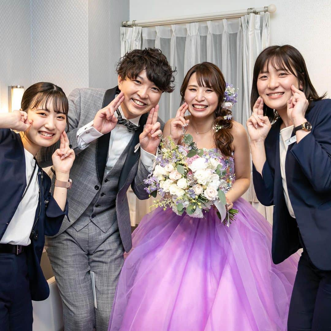 アルカンシエル南青山さんのインスタグラム写真 - (アルカンシエル南青山Instagram)「・ 【Wedding Photo with Staff❁】 ・ ゲスト全員が楽しめる笑顔溢れる日にしたい おふたりの大切なゲストの皆様に感謝を伝えるご結婚式となりました お好きなカラー・曲を詰め込み、おふたりらしさ満開の一日でした♡ ・ お開き後には、スタッフも一緒に 写真を撮影させていただきました！ ・ この度はご結婚誠におめでとうございます  ................................... 南青山で🌱光×水×緑🌿 を感じられる結婚式場🕊✴︎ . 『感謝を、式のまんなかに。』をテーマに 自然体で感謝が伝わる結婚式の事例を紹介💛 . 👇🏻をタップ🌈👣 @arcenciel.minamiaoyama . 会場は感染症対策を施しておりますのでご安心ください ......................................  #ウエディングプロデューサー  #結婚式レポ #スタッフ写真  #アルカンシエル #アルカンシエル南青山 #アルカン花嫁 #東京花嫁 #東京プレ花嫁 #東京ウェディング #東京結婚式 #表参道花嫁 #表参道プレ花嫁 #表参道ウェディング #表参道結婚式 #ナチュラルウェディング #コロナに負けるな #結婚式をあきらめない #日本中のプレ花嫁さんと繋がりたい #感謝を式のまんなかに #2023夏婚 #2023秋婚 #2023冬婚 #2024春婚」6月21日 21時58分 - arcenciel.minamiaoyama