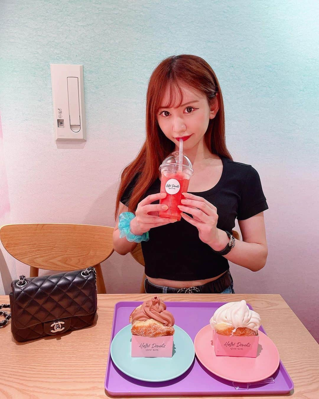 橘芹那さんのインスタグラム写真 - (橘芹那Instagram)「𝑯𝑬𝑳𝑳𝑶!𝑫𝑶𝑵𝑼𝑻𝑺🍩  賞味期限30秒😧夏限定🍦 バニラ or チョコレート  スイカスムージーも飲んで 夏気分〜😎🍉💓  @hellodonuts.jp   #新大久保カフェ #韓国カフェ  #新大久保グルメ #韓国ドーナツ」6月21日 21時59分 - serinyangram