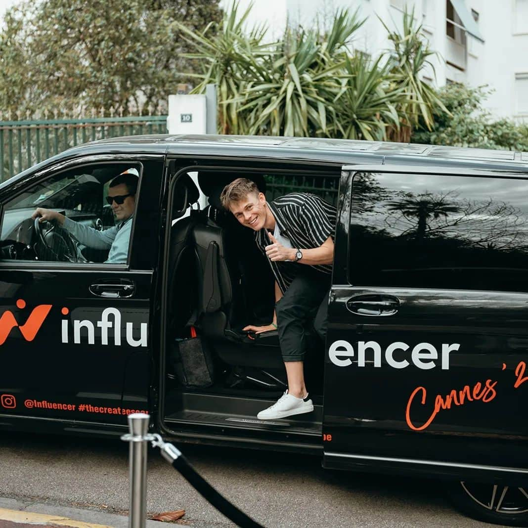 カスパー・リーのインスタグラム：「Totally didn't set up this candid pap photo to show you that we have a vans with our logo on it @influencer」