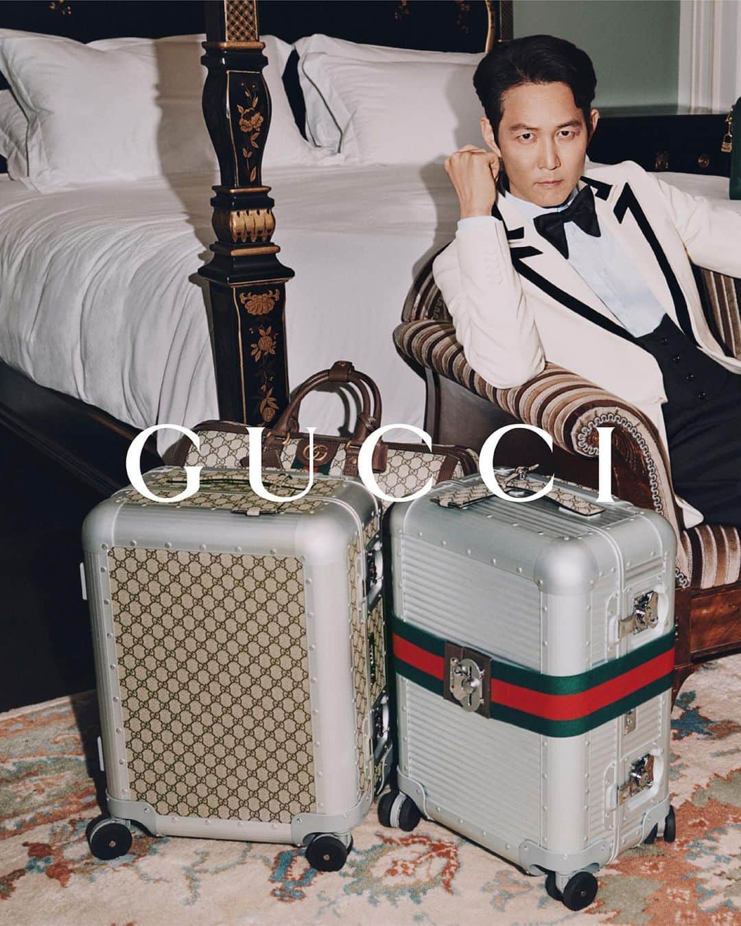 グッチのインスタグラム：「In the new Gucci Valigeria campaign, Global Brand Ambassador Jungjae Lee is captured within the Royal Suite by Gucci at The Savoy hotel in London surrounded by emblematic luggage, including the Gucci Porter selection of aluminum Bank trolleys and vanity cases created in collaboration with FPM Milano. Discover more at the link in bio.   @from_jjlee #JungjaeLee #GucciValigeria #GucciPorter」