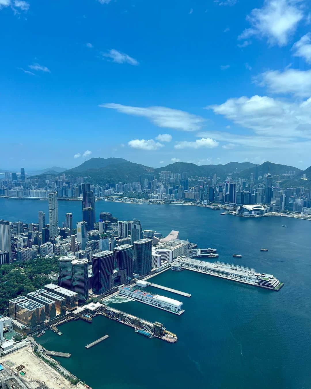 波田妃奈さんのインスタグラム写真 - (波田妃奈Instagram)「香港&マカオ旅行記🇭🇰🇲🇴vol.2  sky100🗼💎 世界で7番目に高い100階にある香港の展望台🩵  年月をかけて発展してきた圧巻の絶景を前にしたら もう日々の悩みや不安なんて小さなもので 何事にも正解はなくて、捉え方次第で道は拓けるから 今この瞬間、自分の感情、衝動に駆られるものに 素直に向き合う姿勢、心が一番大切だなって思えた日🫶🏻  香港は5〜11月は雨季だけど、こんな晴天の中 絶景に出会えたことに感謝！晴れ女万歳🙌🏻  #香港 #マカオ #海外旅行 #旅行コーデ #海外ガール #hk #macau #sky100 #shein #香港展望台 #旅行記 #旅好き女子 #モデル #天際100」6月21日 22時01分 - hina__fitness