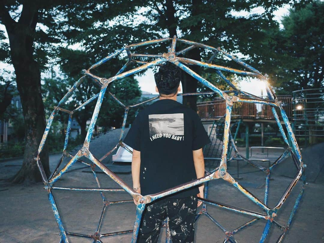 田中裕介さんのインスタグラム写真 - (田中裕介Instagram)「👽  I Need You Baby "Parallel World Odyssey" Graphic S/S TEE  Type B black @tnkusk (170cm) wears size M  Type C white  @sallytnk (173cm) wears size S  @i_need_you_baby_jp」6月21日 22時02分 - tnkusk