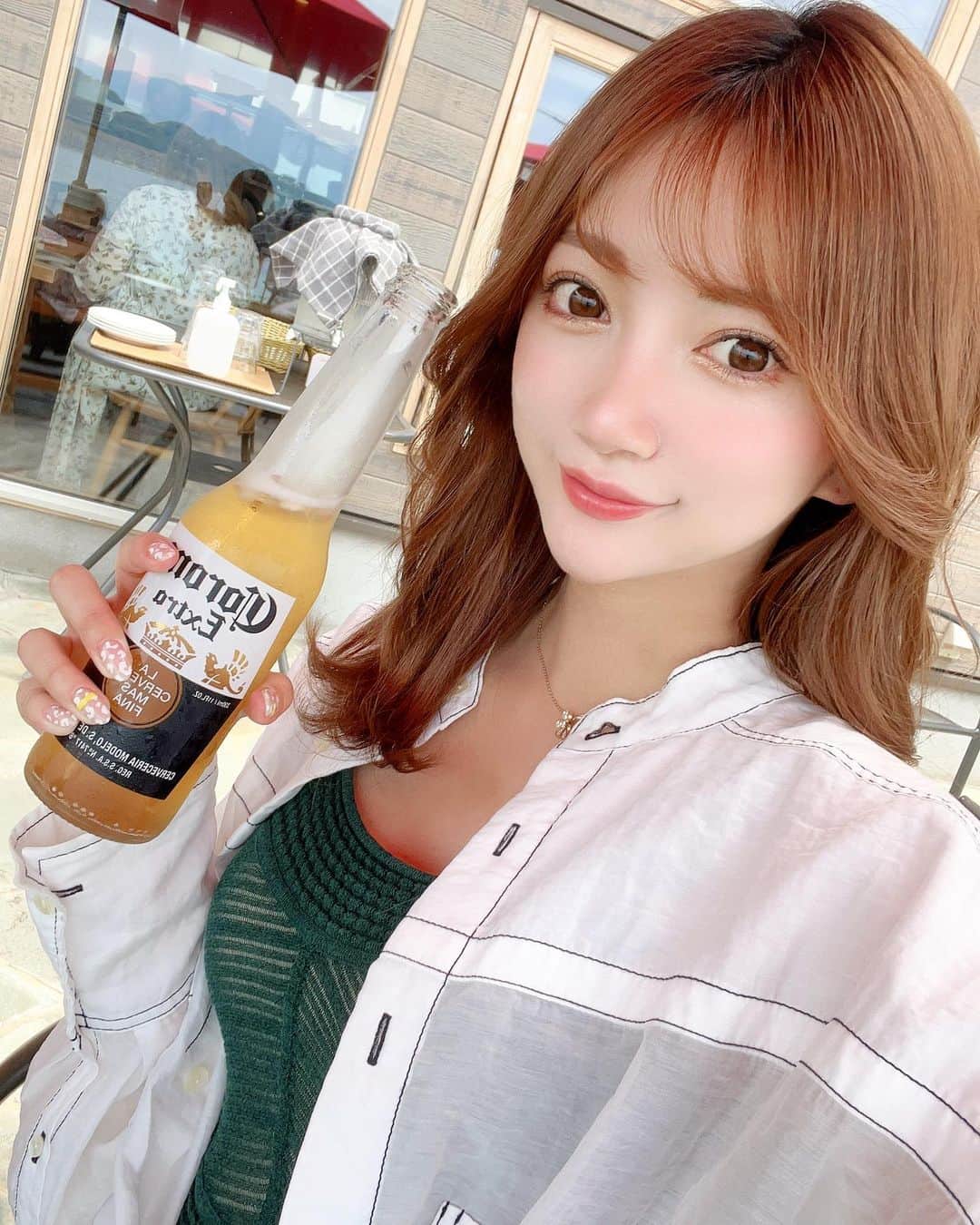 みほぽんのインスタグラム：「最近自撮りの難しさを知りました😞💦 コロナビール美味しいよね🩷」