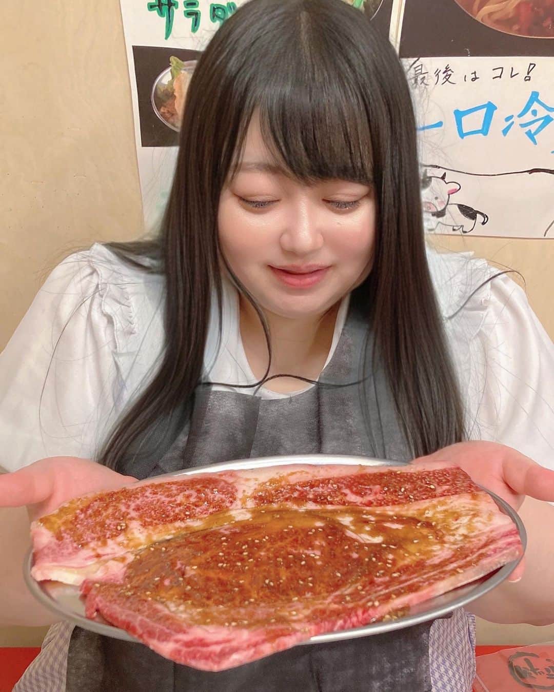 えみっくすのインスタグラム：「超有名で憧れのひとがふたごめちゃくちゃ美味しいって何度も書いてたから、めっちゃ行きたかったふたご💗憧れの【はみかる】してきた(ᐡ｡• · •｡ᐡ)♡ハミカルはもちろん、赤身からホルモンまで柔らかくてとっても美味しかった💓厚切りのタンがここ最近で1番感動した(ˊo̴̶̷̤ ̫ o̴̶̷̤ˋ)♡ . INIファンの店員さんがフレンドリーで優しくて、荻窪店は推しの店舗❕❕絶対にまた行く～❕❕❕❕  🍬 .｡ _________________________ ｡. 🍬   　えみっくすおすすめのグルメ情報を ︎︎ 　　　▶️ #えみっくすグルメ ◀️  　　　でまとめています⸜(*⃙⃘'ᵕ'*⃙⃘)⸝⋆*   　気になるお店があればぜひ食べに行って  　ハッシュタグをつけて投稿してね📷✨  🍬 .｡ _________________________ ｡. 🍬   #大阪焼肉ホルモンふたご  #ふたご  #焼肉  #焼肉グルメ  #焼肉好きな人と繋がりたい  #肉スタグラム  #フォトジェ肉  #肉食女子  #グルメ  #グルメ好きな人と繋がりたい  #グルメ女子  #グルメスタグラム  #東京グルメ  #荻窪グルメ  #荻窪  #荻窪ディナー  #ぽっちゃり  #ぽっちゃり女子  #ぽっちゃりさんと繋がりたい  #ぽっちゃり大人女子  #ぽっちゃりモデル  #ぽっちゃり女子と繋がりたい  #プラスサイズ  #plussize  #plussizefashion  #curvy  #curvygirl #ミスiD2022 #みけぽ」
