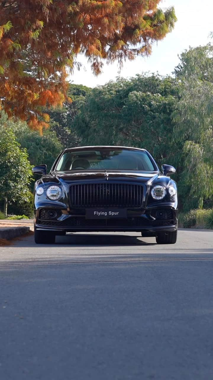 ベントレーのインスタグラム：「*other cars have left the chat*. #WorldOfBentley | 🎥: @k_wyaatt _ #Bentley Flying Spur Azure (V8) WLTP drive cycle: combined fuel consumption: 22.2 mpg (12.7 l/100 km), combined CO₂: 288 g/km」