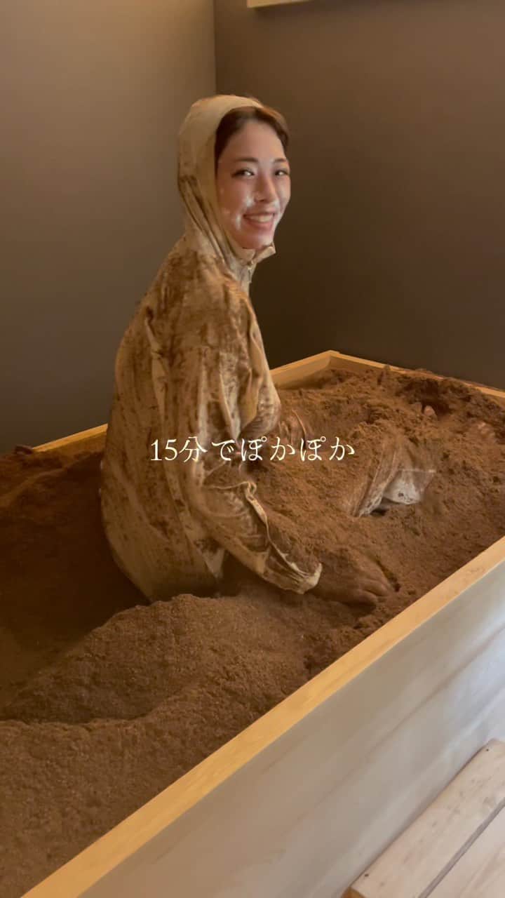 わちみなみのインスタグラム：「📍恵比寿 @kousotokyo.natura   酵素風呂体験！ 15分で身体の芯まで温まりました☺️ 夜寝る前まで続いてびっくり。  380種類以上の素材から抽出した酵素をひのき100%のパウダーにブレンドしていて、 米糠は、精米後間もない新鮮なものを厳選しているそう。  もみがらの匂いがあまり残らないのも、特徴とのこと。  #酵素風呂 #酵素浴 #サウナ　#お風呂」
