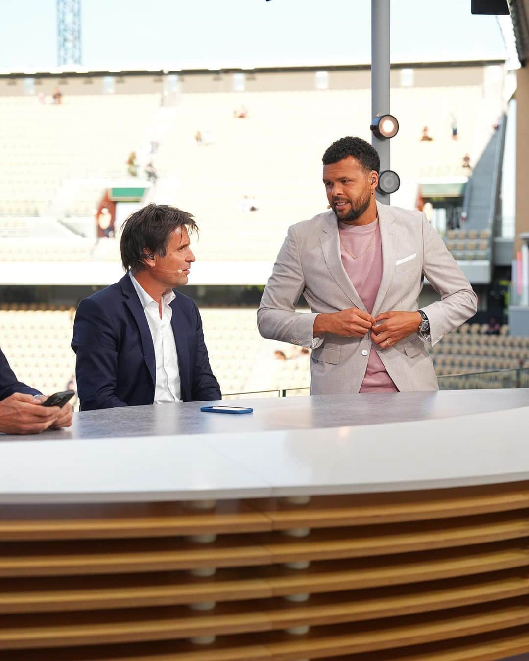 ジョー＝ウィルフリード・ツォンガさんのインスタグラム写真 - (ジョー＝ウィルフリード・ツォンガInstagram)「☺️ Souvenir de la quinzaine à Roland-Garros avec l'équipe Prime Vidéo 🎤📺  📷 @primevideosportfr / Aurélien Meunier  #RolandGarros #TsongaTeam」6月21日 22時08分 - tsongaofficiel