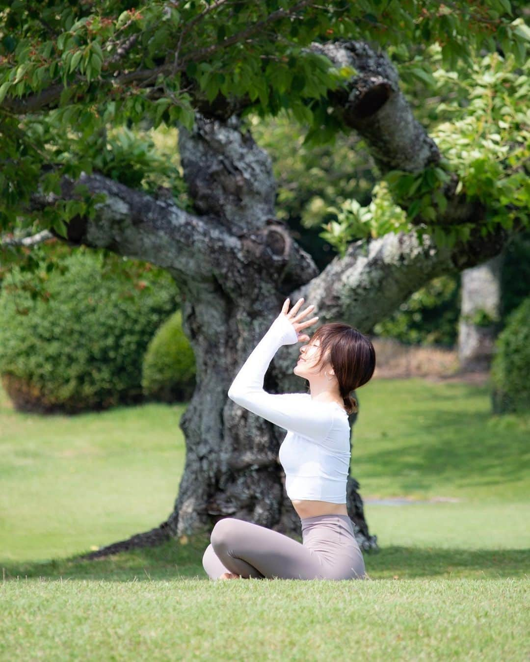 権田裕美のインスタグラム：「. happy international  yoga day🙏🏻🌏💙🫧  今日は夏至です！ 国際ヨガデーです🧘🏻‍♀️🌠  ヨガを通して出会えたみなさん snsを通してヨガを知ってくださったみなさん いつもありがとうございます！✨  いま、呼吸は早まっていませんか？ 心を落ち着かせたいときにはゆっくりと深い呼吸を 体へと送ってあげましょう！ 心と体を繋げてくれるヨガです✨ 鼻から吸って鼻から深く吐いて「深呼吸」したら、 奥歯の噛み締めを解き、 和らかくあたたかい表情で過ごしていきましょう🧚‍♂️💫  またヨガレッスンお知らせさせてください🌷🌸 . . . . . . . . . . . . . . . . . . . . . . #インターナショナルヨガデー#ヨガ#ヨガスタジオ #ヨガスタジオ #ヨガインストラクター #ヨガレッスン #ヨガジョ#ヨガライフ#ゆみヨガ#国際ヨガデー」