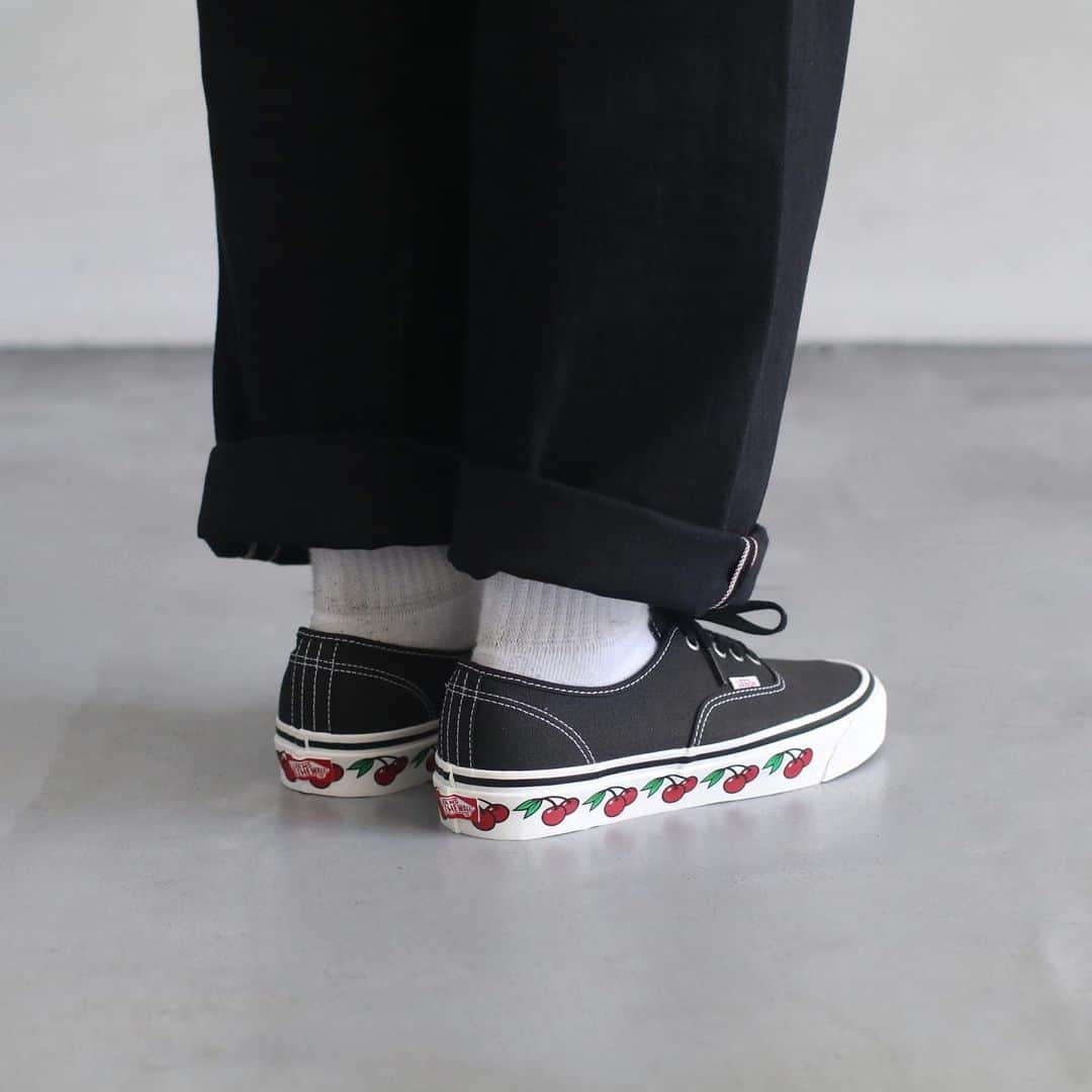のインスタグラム：「【#2023_SUMMER_SALE】 VANS / ヴァンズ "AUTHENTIC 44 DX - HOT N Sweet -" ¥ 9,350- >¥7,480- [20%OFF] _ 〈online store / @digital_mountain〉 https://www.digital-mountain.net _ 【オンラインストア#DigitalMountain へのご注文】 *24時間受付 *14時までのご注文で即日発送 *1万円以上ご購入で送料無料 tel：084-973-8204 _ We can send your order overseas. Ordering procedure details can be found here. >>http://www.digital-mountain.net/html/page56.html  _ #VANS  #ヴァンズ _ 実店舗：#WonderMountain  〒720-0043  広島県福山市船町2-23 JR 「#福山駅」より徒歩10分 #ワンダーマウンテン #japan #hiroshima #福山 #福山市 #尾道 #倉敷 #鞆の浦 近く _ WOMEN/GOODS： @hacbywondermountain _」