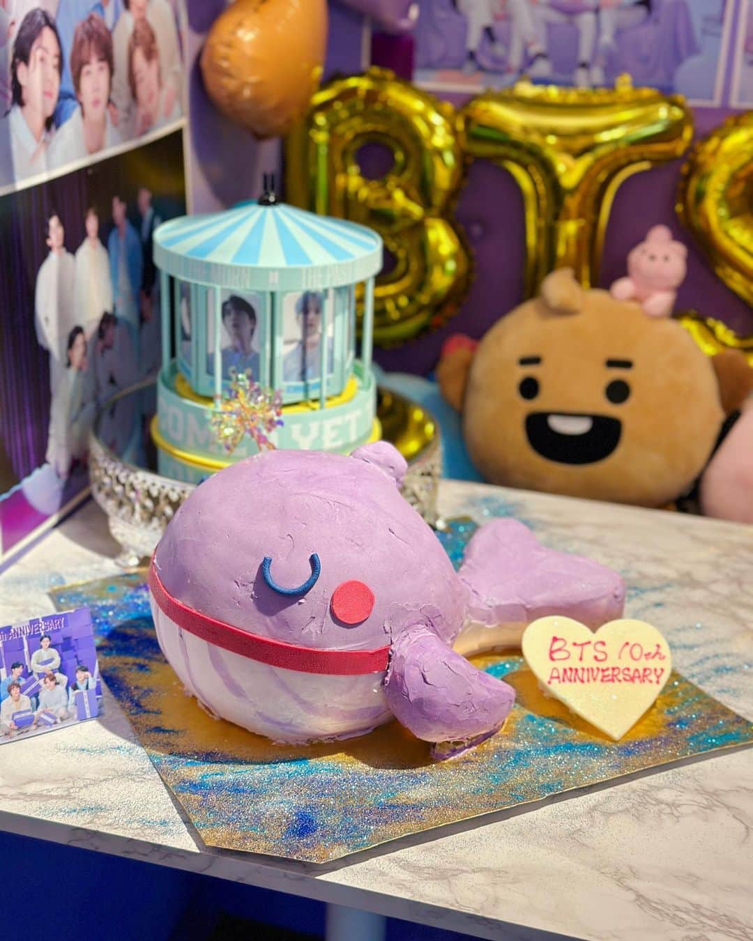 TONEAYUのインスタグラム：「✨💜BTS 10th ANNIVERSARY💜✨ ⁡ 去年の6/13は、BORA CAFEのOpen準備してたのが懐かしい...🥹 ⁡ 今年は、常連さんのアミ達と最高の日になりました🫶  今週は、いよいよ渡韓します ~ ~😆✈️💜 ⁡ ⁡ #2023BTSFESTA #BTS10thAnniversary #BTS #ARMY #boracafe #보라카페 #ボラカフェ」
