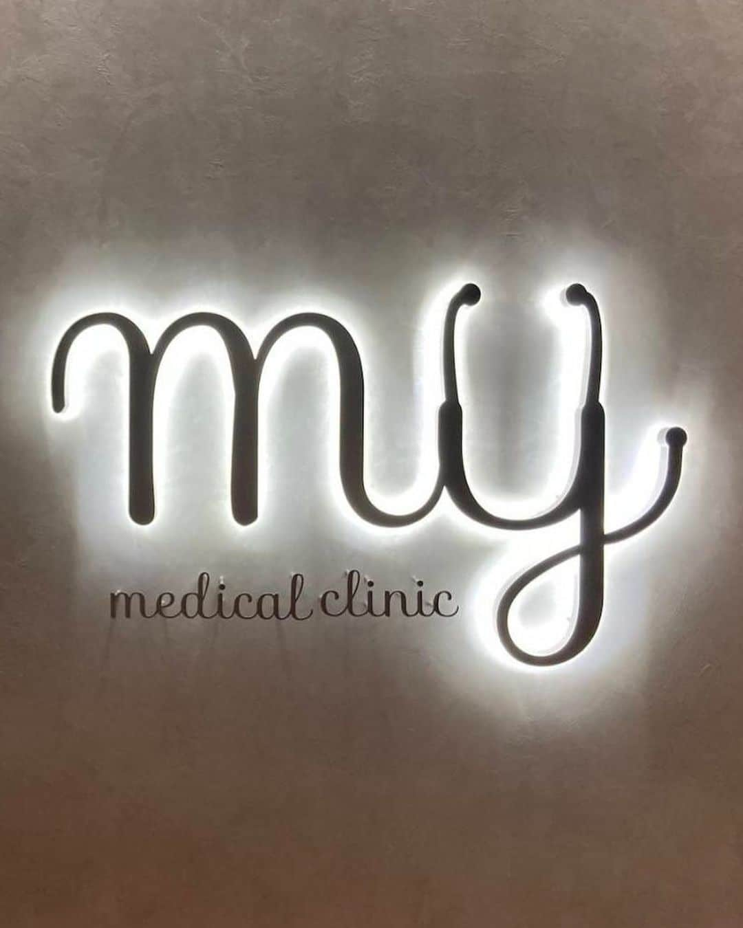 後藤佑紀さんのインスタグラム写真 - (後藤佑紀Instagram)「スワイプしてね👉👉  先日 @mymedicalclinic_official で初めての人間ドッグを受けてきました💉👀  MYメディカルクリニックは渋谷・大手町・横浜みなとみらいに展開していて大手町は駅から直結で好アクセス🚃🚶‍♀️  予め問診票は記入してあるので受付→お着替え→検査なんだけどめちゃくちゃスムーズ🫧こういうのって1日かかるイメージだったけど待ちもほぼなくどんどん次の検査ができるので1時間半くらいかな？でおわりました✨  わたしは基本の人間ドッグにピロリ菌とアレルギー検査のオプションをつけました💉他にも色々あったよ😊  ただ鼻からの胃カメラは本当に辛い🥹先生が優しくトントンしてくれたけど痛い🥹次は鎮静剤使って口からやると誓った🥹www  2週間くらいで結果が届いてその後アフターフォローまでしてもらえるから安心✨検査結果を1つずつ見ながら説明をしてくれました😌  会社員じゃないとなかなか健康診断を受ける機会ってないから今回受けることができて安心しました😌 やっぱり身体が資本だしね🏃‍♀️  今回お世話になったMYメディカルクリニックさんは駅からも近いし、丁寧かつスムーズだったので忙しい方にもオススメ✨来年もお願いしようと思います☺️   #人間ドック  #健康診断 #MYメディカルクリニック #myメディカルクリニック大手町」6月21日 22時12分 - kinochan0219