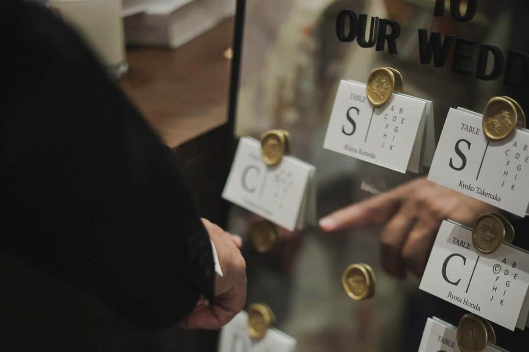 オリエンタルホテル ウェディングさんのインスタグラム写真 - (オリエンタルホテル ウェディングInstagram)「.  Escort Card  自分のお名前が書かれたカードを探して 会場内のお席へ  おふたりのセンスが溢れる エスコートカードを作成されるのもとても素敵ですね  @oriental.hotel.kobe  @oriental.hotel.wedding  @kobe_laviephotography  @iwami_photography  #ohk花嫁 #ウェルカムスペース #ウェルカムグッズ #エスコートカード #welcomespace  #orientalhotel #orientalhotelwedding #オリエンタルホテル #オリエンタルホテル旧居留地」6月21日 22時14分 - oriental.hotel.wedding