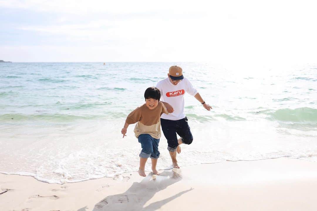 きなこのインスタグラム：「初めて行った白浜の海。 真っ白でサラサラの砂浜がとても綺麗でした。 瀬戸内海を見て育ったので、海の向こうに何もないのが新鮮！冬に行った日本海もだったけど、海によって表情が全然違うのが面白いな👀  この時は元々海に行く予定はなくて、「砂浜がある！行ってみよう！」と訪れた白良浜。水着もなければ着替えもなくて、思いきり水に入りたい息子は不完全燃焼。私も息子も川遊びはよくするけど海水浴は一度もしたことがないから、次は海メインで遊びに行ってみたいな😊  * #白浜 #白浜旅行 #和歌山 #和歌山観光 #白良浜 #子連れ旅行 #きなこのおでかけきろく #こどもとおでかけ #小学生 #育児 #子育て #こどもと暮らす」