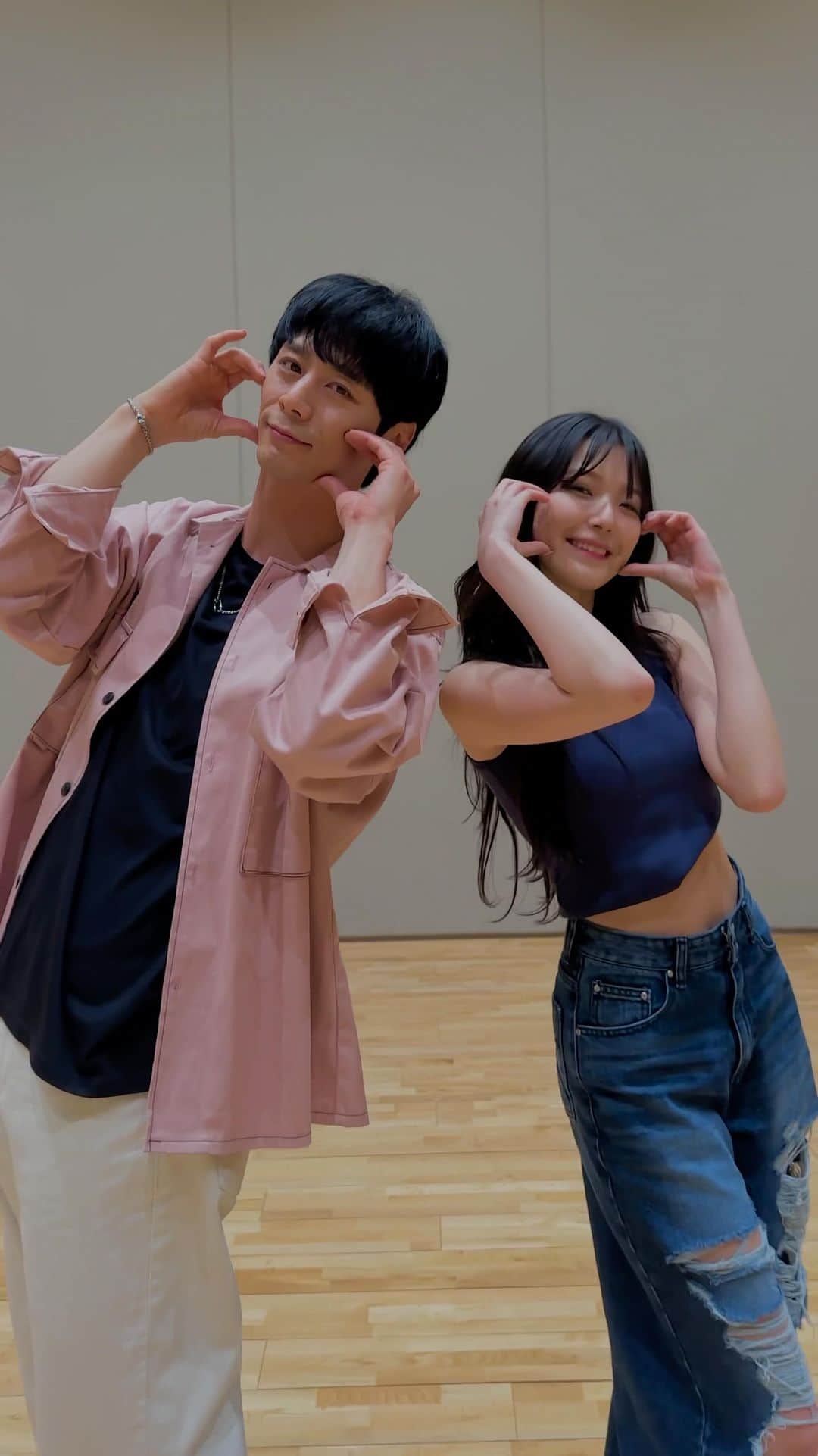 Mnetのインスタグラム：「우리 마을에서 가장 반짝✨이는 사람은 해적이었어🐳🏴‍☠️ #menow #지헌 #JIHEON with #주민진 선배님 #fromis_9 #프로미스나인 #flover」