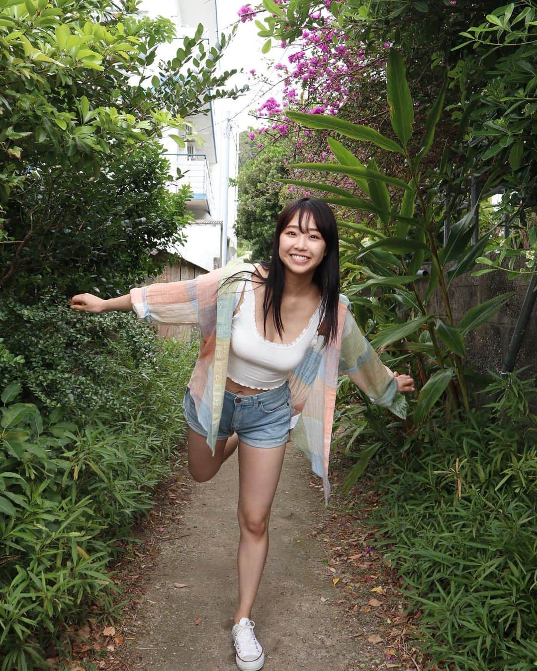 加藤夕夏のインスタグラム：「🌺💚  #加藤夕夏1st写真集 発売ちゅ！ #心に秘めたもの #加藤夕夏 #NMB48 #アイドル #グラビア #写真集 #沖縄 #座間味島 #チェックシャツ」