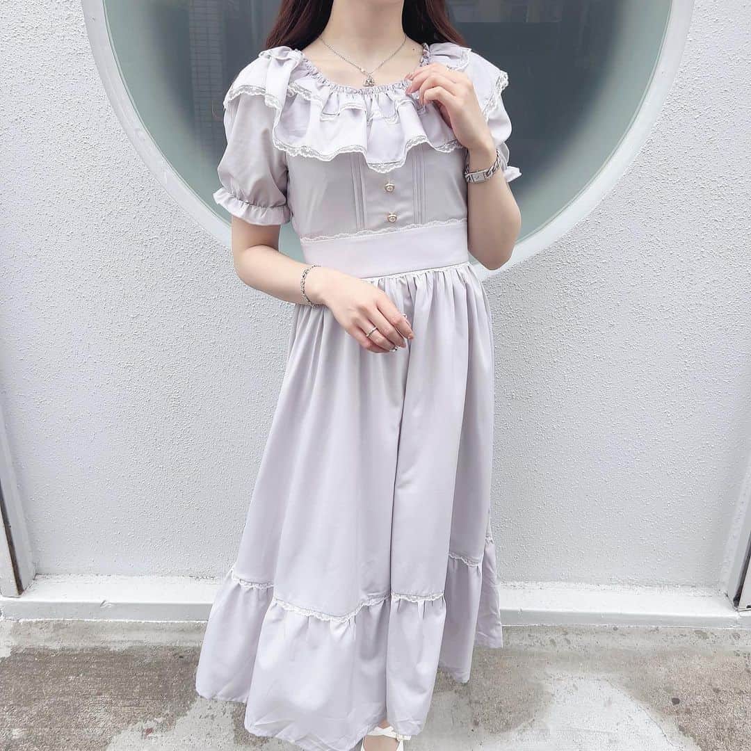 evelyn.coordinateさんのインスタグラム写真 - (evelyn.coordinateInstagram)「▹◃┄▸◂┄▹◃┄▸◂┄▹◃┄▸◂┄▹◃ ・ ・ ・ 𝚗𝚎𝚠 𝚊𝚛𝚛𝚒𝚟𝚊𝚕 ‎☽⋰ #フリルレースロングop ¥9,800 ・ ・ ・ 昨日入荷した新作ワンピ☁️🫧 首元がスッキリしていて、 ウエスト周りもピタッと後ろゴムなので スタイル盛れします🫢𖤐´ ぜひcheckしてみてください！ ・ ・ ・ 只今通販サイトにてご利用頂ける クーポンを配布しております 🎟.·  お会計時 ‪꒰ evin2stkam ꒱‬ を入力で - ̗̀ 🎀 ポイント2倍 🎀 ̖́- ・ ・ ・ #evelyn#エブリン#ガーリーコーデ#甘めスタイル#甘めコーデ#清楚コーデ#可愛い#girly#feminine#パステル#girl#evelynコーデ#フェミニンコーデ」6月21日 22時18分 - evelyn.coordinate