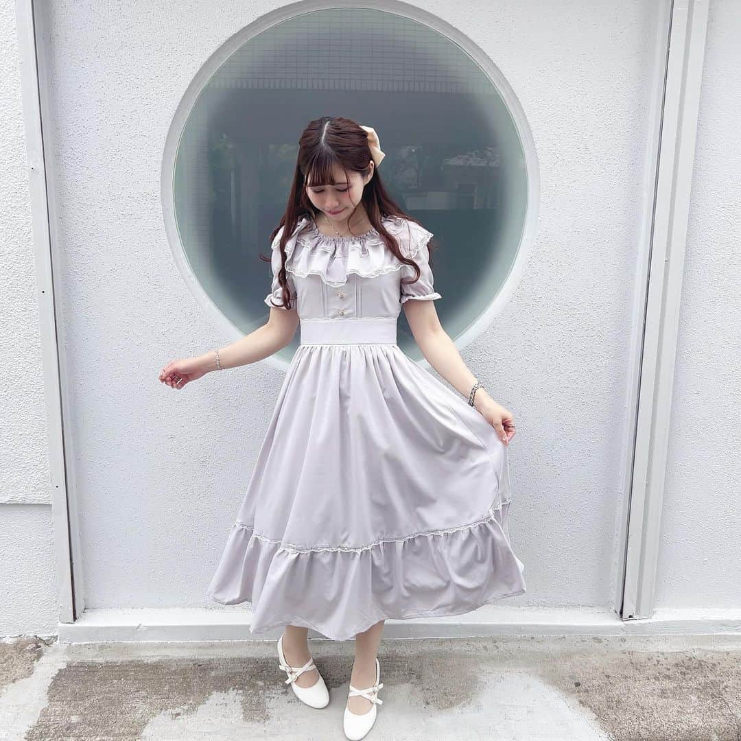evelyn.coordinateのインスタグラム：「▹◃┄▸◂┄▹◃┄▸◂┄▹◃┄▸◂┄▹◃ ・ ・ ・ 𝚗𝚎𝚠 𝚊𝚛𝚛𝚒𝚟𝚊𝚕 ‎☽⋰ #フリルレースロングop ¥9,800 ・ ・ ・ 昨日入荷した新作ワンピ☁️🫧 首元がスッキリしていて、 ウエスト周りもピタッと後ろゴムなので スタイル盛れします🫢𖤐´ ぜひcheckしてみてください！ ・ ・ ・ 只今通販サイトにてご利用頂ける クーポンを配布しております 🎟.·  お会計時 ‪꒰ evin2stkam ꒱‬ を入力で - ̗̀ 🎀 ポイント2倍 🎀 ̖́- ・ ・ ・ #evelyn#エブリン#ガーリーコーデ#甘めスタイル#甘めコーデ#清楚コーデ#可愛い#girly#feminine#パステル#girl#evelynコーデ#フェミニンコーデ」