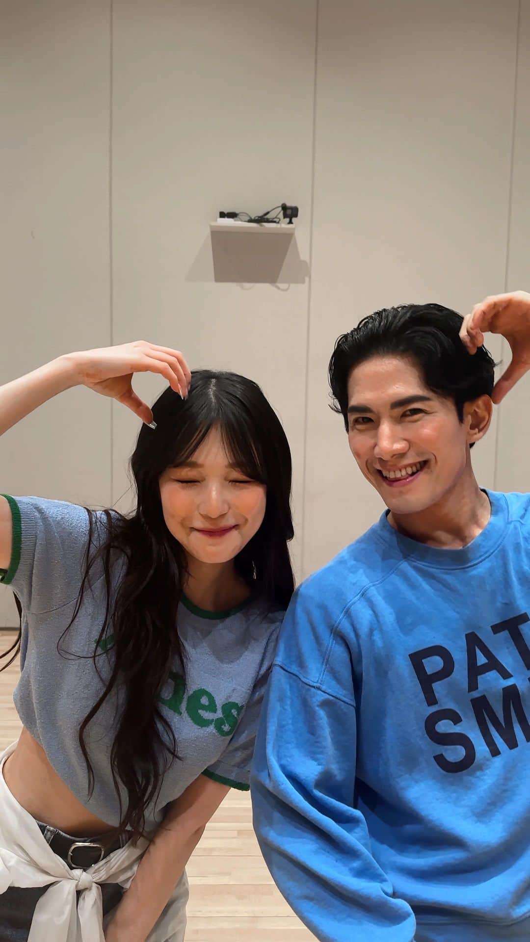Mnetのインスタグラム：「잘 봐, 내가 #menow 챌린지 쏜다🔫 춤이 쏟아진다💫✨ #지헌 #JIHEON with #정동화 선배님 #fromis_9 #프로미스나인 #flover」