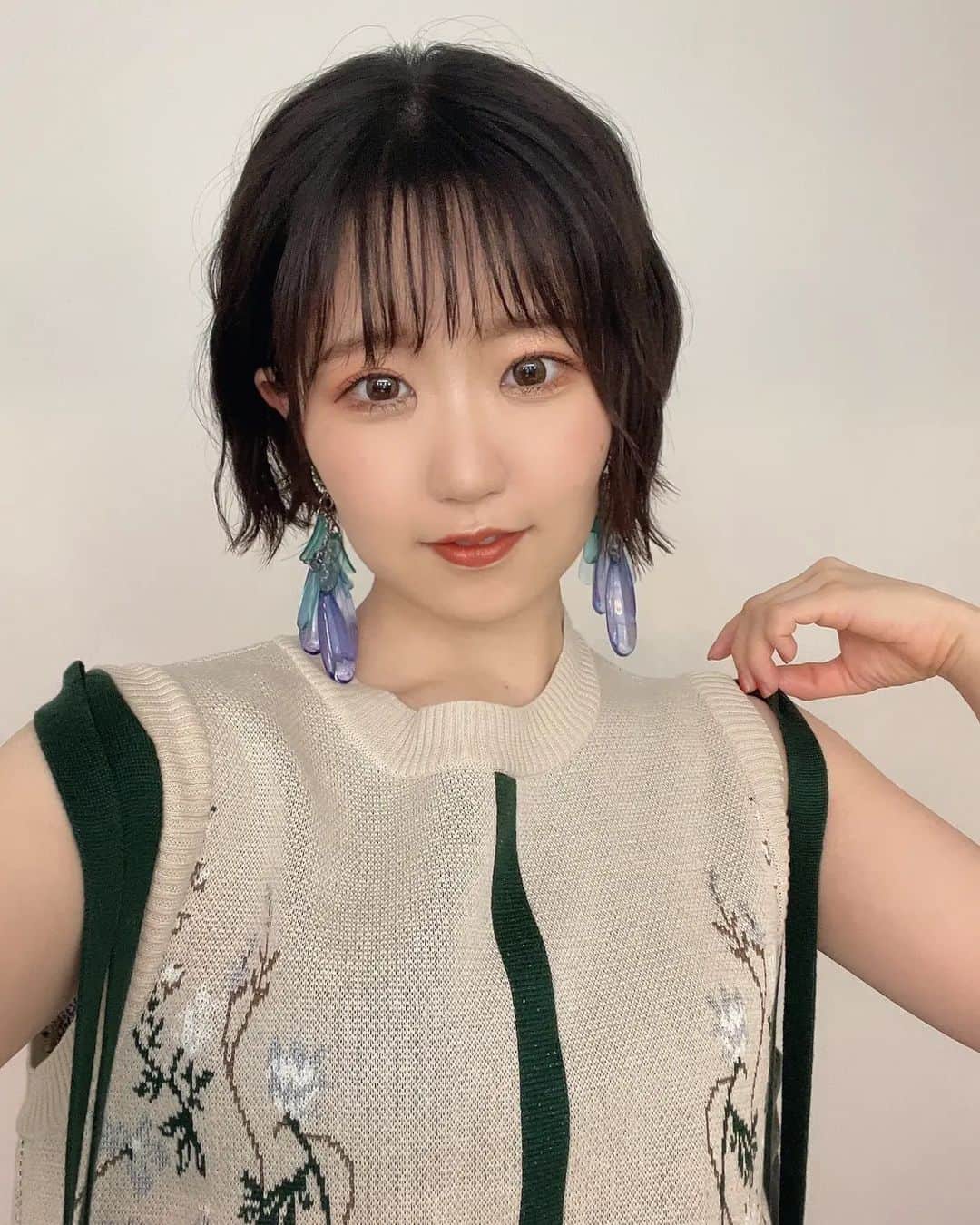 東山奈央のインスタグラム：「ちょっとお久しぶりです！  すっかり暑くなってきましたが皆さん元気に過ごされていますか？？  私もエアコンを優しい温度でつけながら、体調に気を付けて日々がんばっています💡  本日発売のananさんに、 ワルキューレとしてのインタビューを掲載していただいているのでよかったら✅してみてくださいねっ！  衣装の袖のヒモと大きなイヤリングが個性的で素敵でした……✨✨」