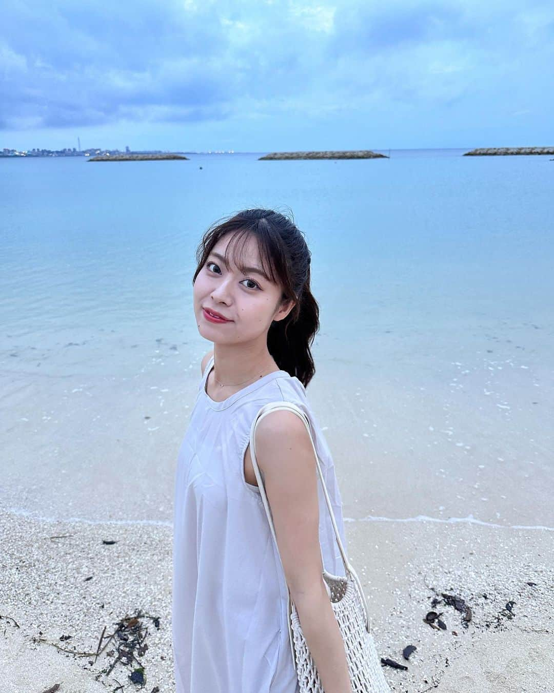 松岡美沙のインスタグラム：「🌊 . . 沖縄photo 🌺 . 沖縄の海は透き通っててほんとに素敵だったな💭🩵 . . . #沖縄 #okinawa #okinawatrip #旅行 #北谷公園サンセットビーチ #海 #ビーチ #japan #日本 #かわいい #綺麗 #instagood #🌊」