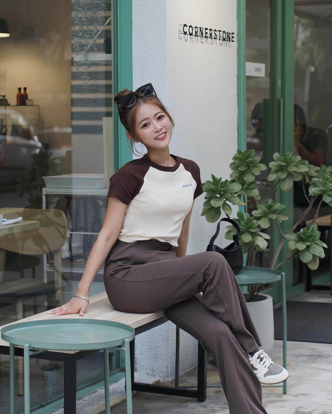 徐薇涵（Wei Han Xu）のインスタグラム：「澳式氛圍感咖啡廳🥣 大家很推早午餐～ 不過🍎少女點了布朗尼 想吃澳式早午餐可以來試試 ☕️: @cornerstonecafe_tw   整身： @mercci22  褲子叫擺脫單身長腿喇叭褲 很修身又舒服餒」