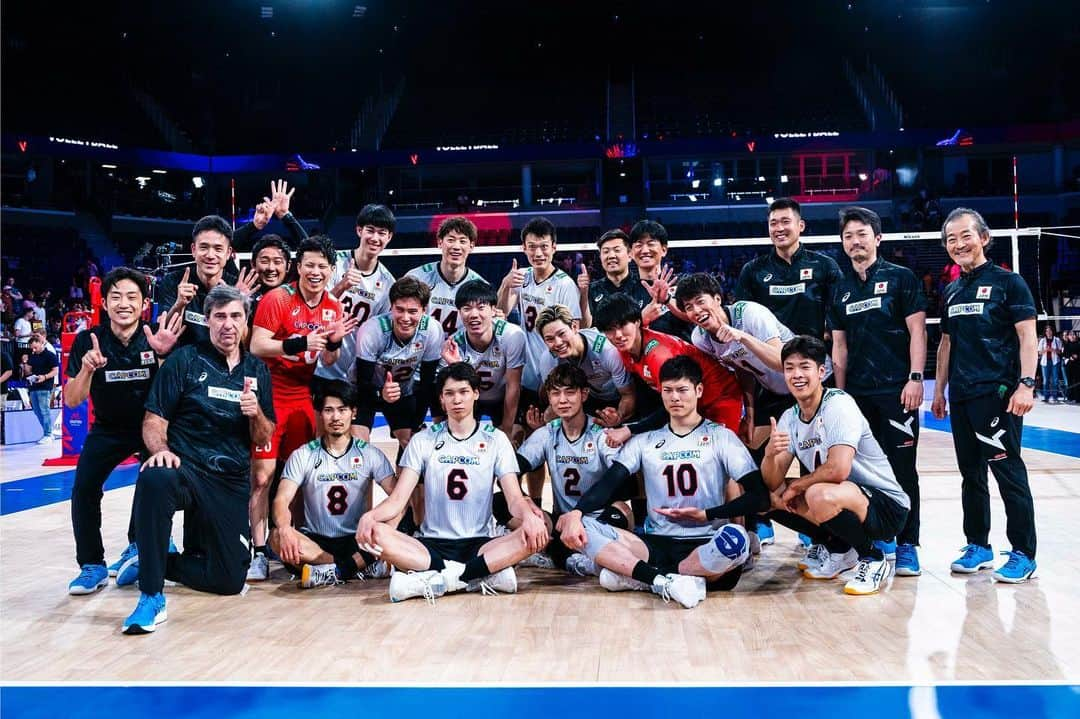 小野寺太志のインスタグラム：「… vs 🇨🇺 3-0 WIN !!! みんないい表情👌  📸 by FIVB.  #0621 #6勝目 #VNL2023 #龍神NIPPON」