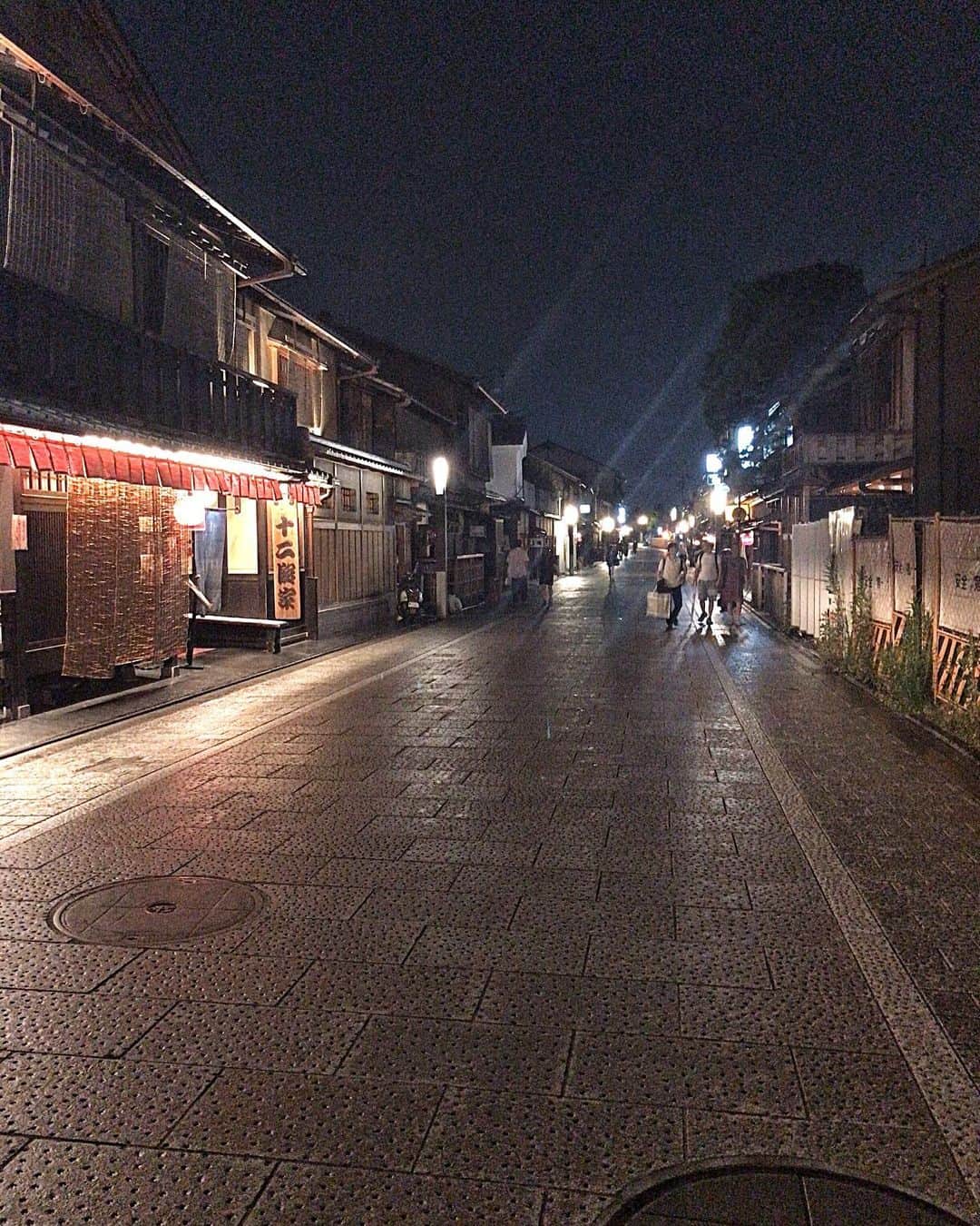 小川知子さんのインスタグラム写真 - (小川知子Instagram)「京懐石  昨夜は鱧づくしでしたが、 今日も京料理をー。 鱧の季節を狙って来た京都なので堪能し尽くしました。  今日も14,000歩歩いた。  小雨になって来た京都の夜も風情があっていいですね〜。 祇園もしっとり。 八坂神社⛩がライトアップされて綺麗。  明日帰ります。 おやすみなさーい💤  #祇園 #京懐石 #鱧料理  #八坂神社⛩ #小川知子」6月21日 22時25分 - tomoko_ogawa_