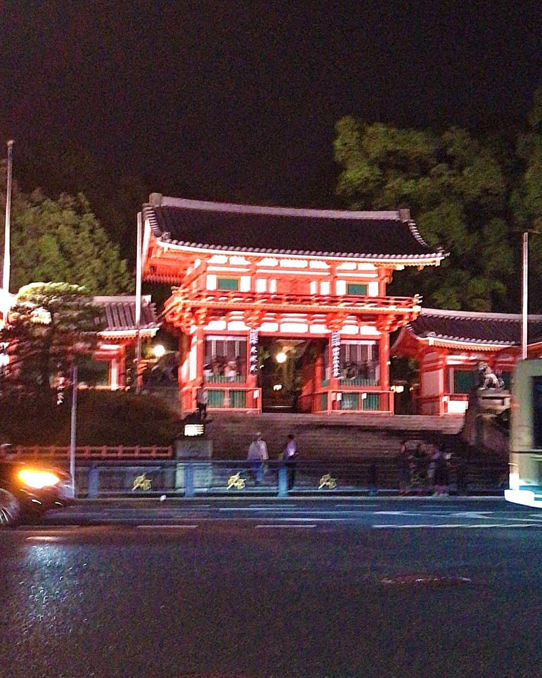 小川知子さんのインスタグラム写真 - (小川知子Instagram)「京懐石  昨夜は鱧づくしでしたが、 今日も京料理をー。 鱧の季節を狙って来た京都なので堪能し尽くしました。  今日も14,000歩歩いた。  小雨になって来た京都の夜も風情があっていいですね〜。 祇園もしっとり。 八坂神社⛩がライトアップされて綺麗。  明日帰ります。 おやすみなさーい💤  #祇園 #京懐石 #鱧料理  #八坂神社⛩ #小川知子」6月21日 22時25分 - tomoko_ogawa_