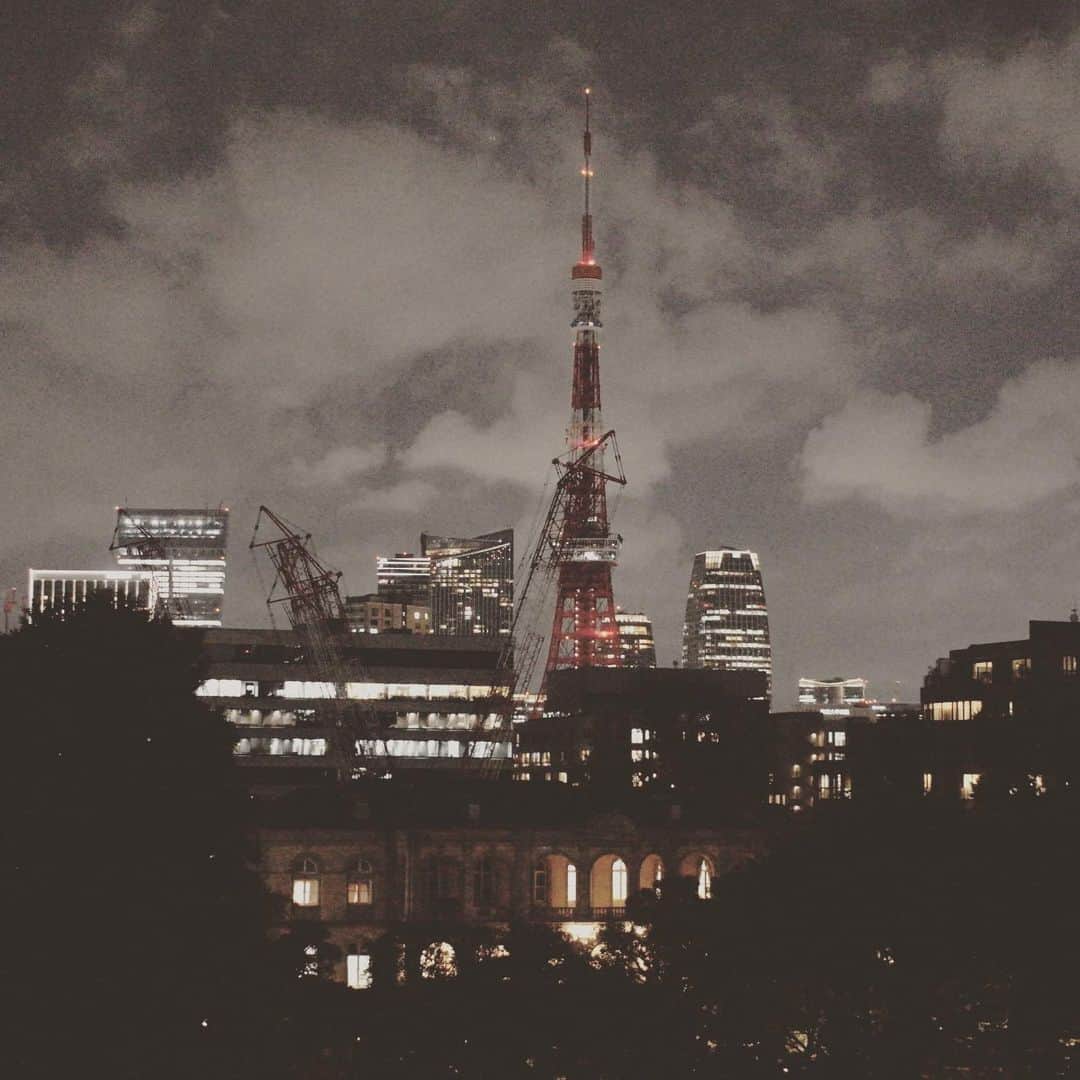 KIKIさんのインスタグラム写真 - (KIKIInstagram)「夏至の夜 みんなで電気を消そう🗼🖤 ということで東京タワーも久しぶりに消灯していました それでも東京の空は明るいね #100万人のキャンドルナイト」6月21日 22時25分 - kiki_campagnepremiere