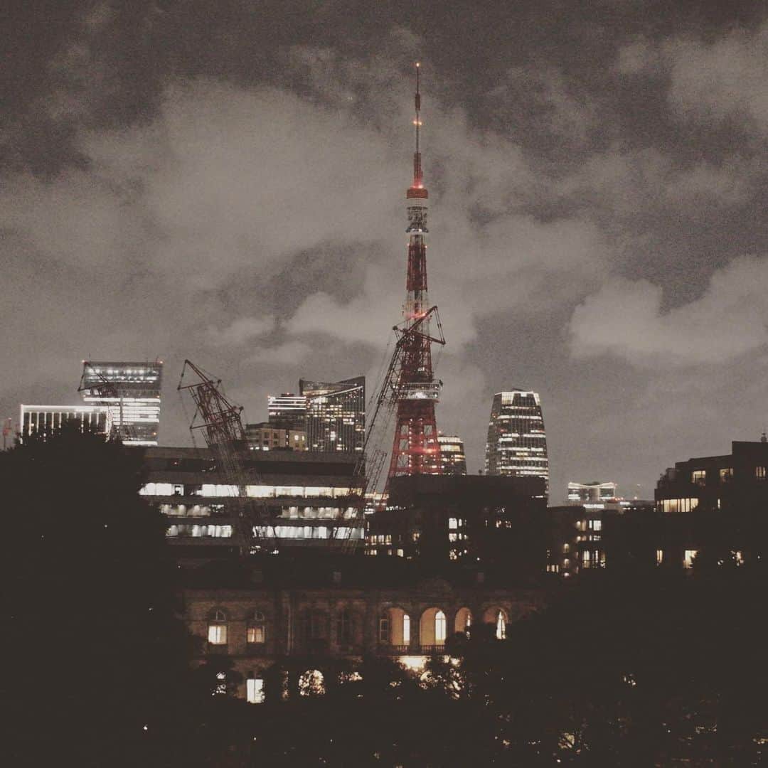 のインスタグラム：「夏至の夜 みんなで電気を消そう🗼🖤 ということで東京タワーも久しぶりに消灯していました それでも東京の空は明るいね #100万人のキャンドルナイト」