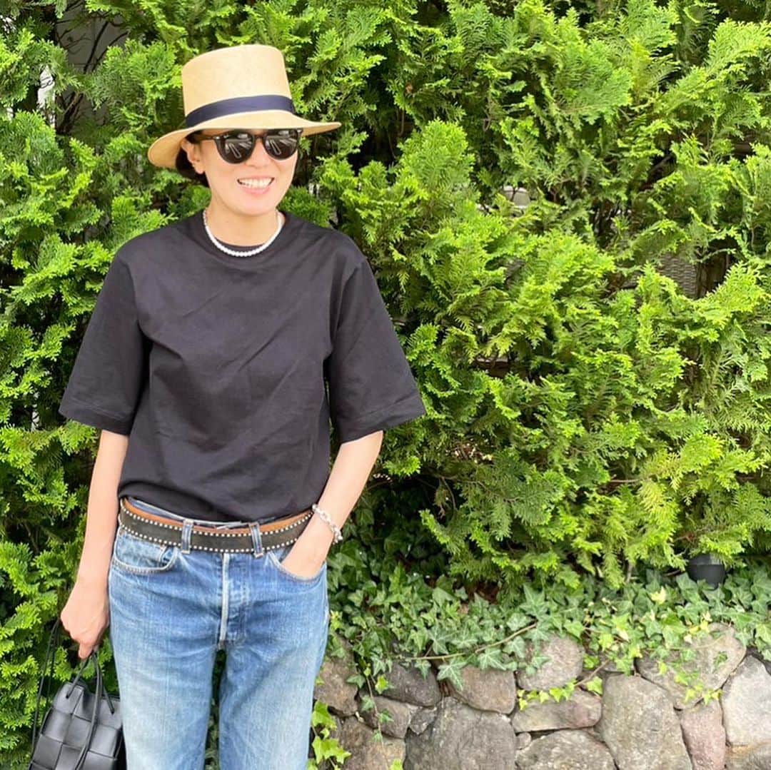 のインスタグラム：「梅雨の中休み、爽やかな風が吹く 気持ちの良い水曜日でした。 ピタリとくるTシャツが欲しくて作ったよ。 今年の気分は、少しオーバーサイズ、 袖は、気持ちよく余裕があり、かつ、長めで二の腕をカバー。 定番合格点のTシャツを見つけたら あとはコーディネートで楽しむ。 夏はそんなかんじで。」