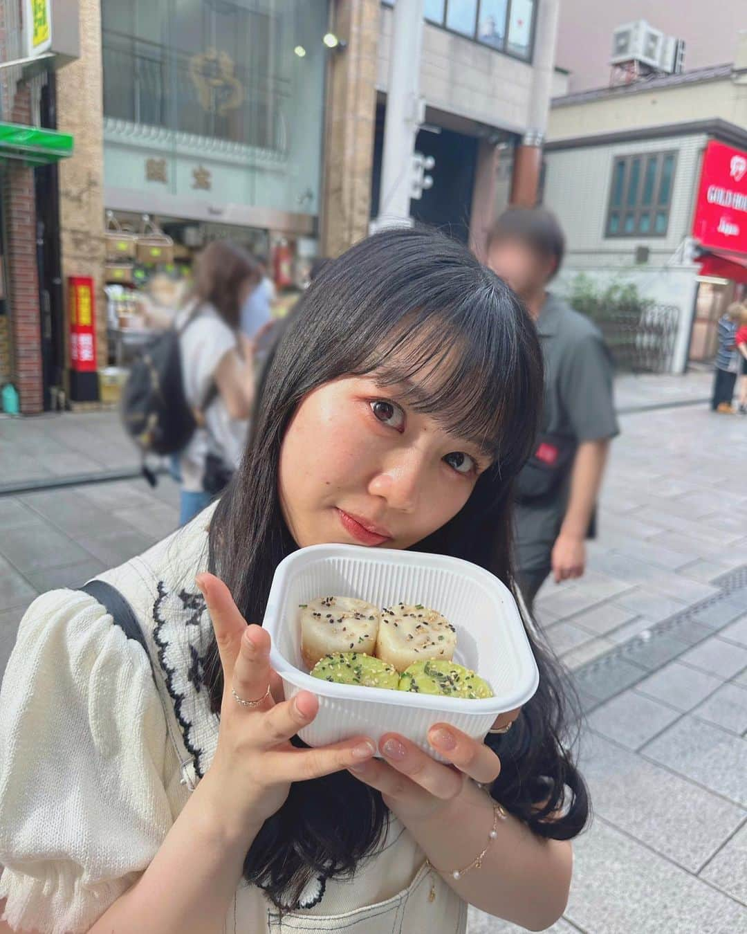 吉川ひよりさんのインスタグラム写真 - (吉川ひよりInstagram)「⁡ ⁡ ✿✿✿✿✿✿ ⁡ 焼き小籠包　⸜♥⸝ ⁡ 皆んなの好きな中華料理は〜❔ ⁡ ⁡ #piyochanstagram #中華街 #焼き小籠包」6月21日 22時26分 - hiyori_yoshikawa_official