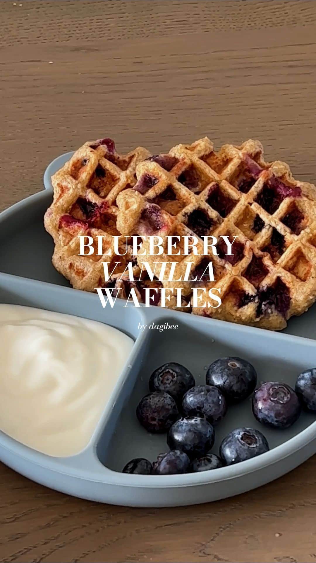 Dagi Beeのインスタグラム：「Blueberry Vanilla Waffles 🫐🧇  Die Waffeln sind nicht nur ein leckerer Start in den Tag, sondern kommen komplett ohne zusätzlichen Zuckerzusatz aus.   𝐙𝐮𝐭𝐚𝐭𝐞𝐧 - für die Waffeln brauchst du:  • 1 Banane • 70-80g Haferflocken • Zimt • Backpulver • 2 Eier • mildes Öl • Blaubeeren • Optional: Vanille Extrakt   𝐙𝐮𝐛𝐞𝐫𝐞𝐢𝐭𝐮𝐧𝐠: Mische alle Zutaten, bis auf die Blaubeeren zusammen und mixe diese zu einem Teig. Gib nachdem du das Waffeleisen eingeölt hast eine ausrechende Menge Teig in das Waffeleisen und lass sie gut durch werden.  Richte die Waffeln nach Belieben mit frischen Blaubeeren oder Joghurt an.  Guten Appetit!」