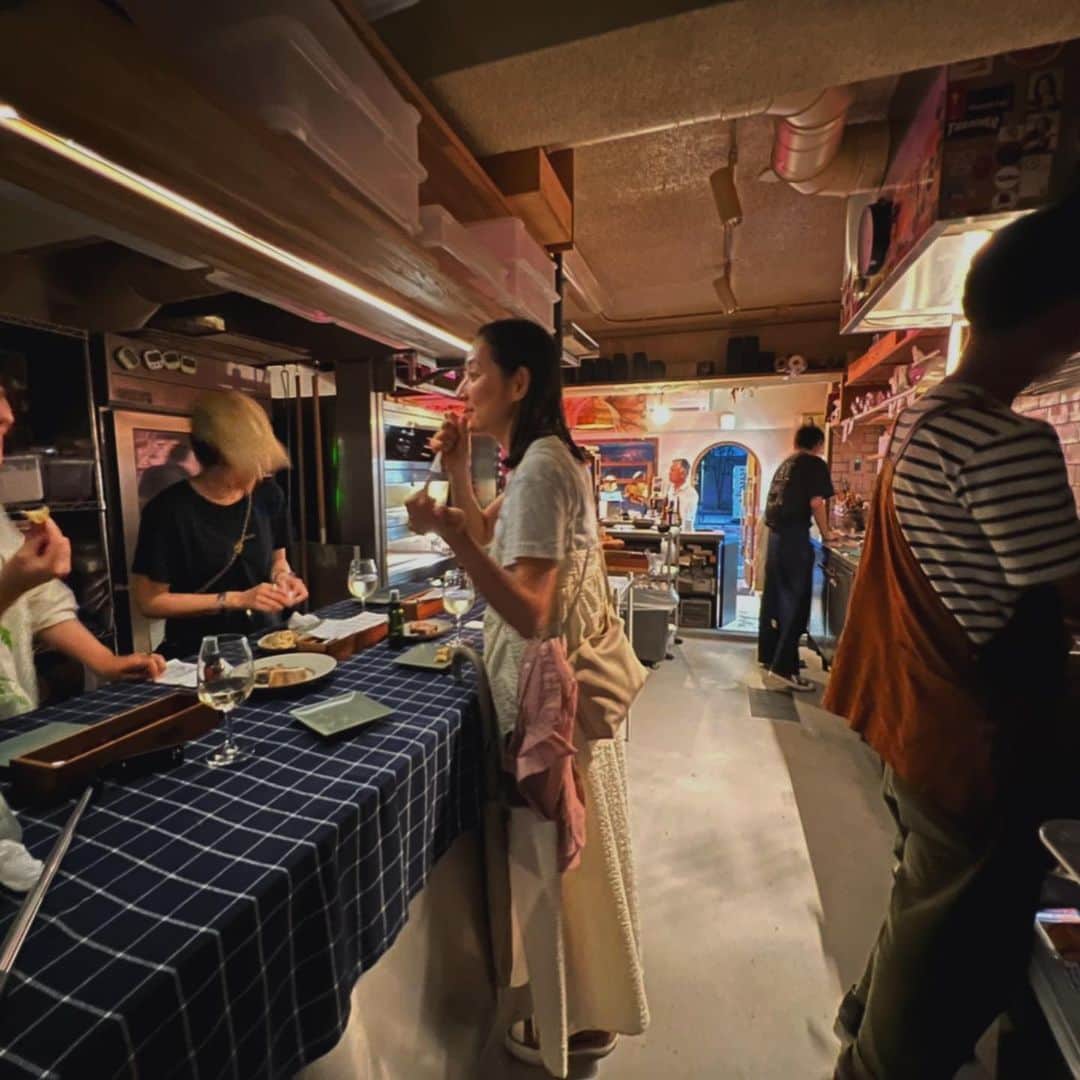 のインスタグラム：「. お昼はパン屋さん @panena_utsubo 🍞🥐  夜はパンとお酒が楽しめる立ち飲み屋さん @urapane_utsubo 🍞🍷  なんて最高なのだ。  谷六行く時に @panena_official よく買ってて、 でも靭には来れてなくて(行こうとトライする日が基本的に定休日なのはなんでだろう)  ついに。念願の。パン飲み。  しかも厨房の中のお席やって、 お酒飲む前からめちゃくちゃテンション上がったー！  お料理もお酒もパンに合うからさ、 お酒が…じゃなくてパンがすすむすすむ…  完全に食べ過ぎる😇  でもまたふらっと行っちゃうねこれは。  みんなのおかげで本当に1ミリも嫌なこと思い出さない 最高にハッピーしかない夜だった🤣  最後の方全員記憶曖昧だけど←  とりあえずドレスコードは白っていうの教えておいてほしかった。2枚目の写真見て？ #1人だけ真っ黒   そうして2軒目に続きます🍺💁‍♀️💯」