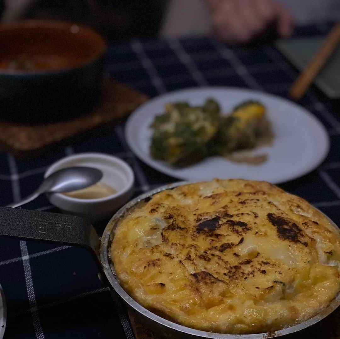 岩崎裕美さんのインスタグラム写真 - (岩崎裕美Instagram)「. お昼はパン屋さん @panena_utsubo 🍞🥐  夜はパンとお酒が楽しめる立ち飲み屋さん @urapane_utsubo 🍞🍷  なんて最高なのだ。  谷六行く時に @panena_official よく買ってて、 でも靭には来れてなくて(行こうとトライする日が基本的に定休日なのはなんでだろう)  ついに。念願の。パン飲み。  しかも厨房の中のお席やって、 お酒飲む前からめちゃくちゃテンション上がったー！  お料理もお酒もパンに合うからさ、 お酒が…じゃなくてパンがすすむすすむ…  完全に食べ過ぎる😇  でもまたふらっと行っちゃうねこれは。  みんなのおかげで本当に1ミリも嫌なこと思い出さない 最高にハッピーしかない夜だった🤣  最後の方全員記憶曖昧だけど←  とりあえずドレスコードは白っていうの教えておいてほしかった。2枚目の写真見て？ #1人だけ真っ黒   そうして2軒目に続きます🍺💁‍♀️💯」6月21日 22時27分 - hiromi_iwasaki